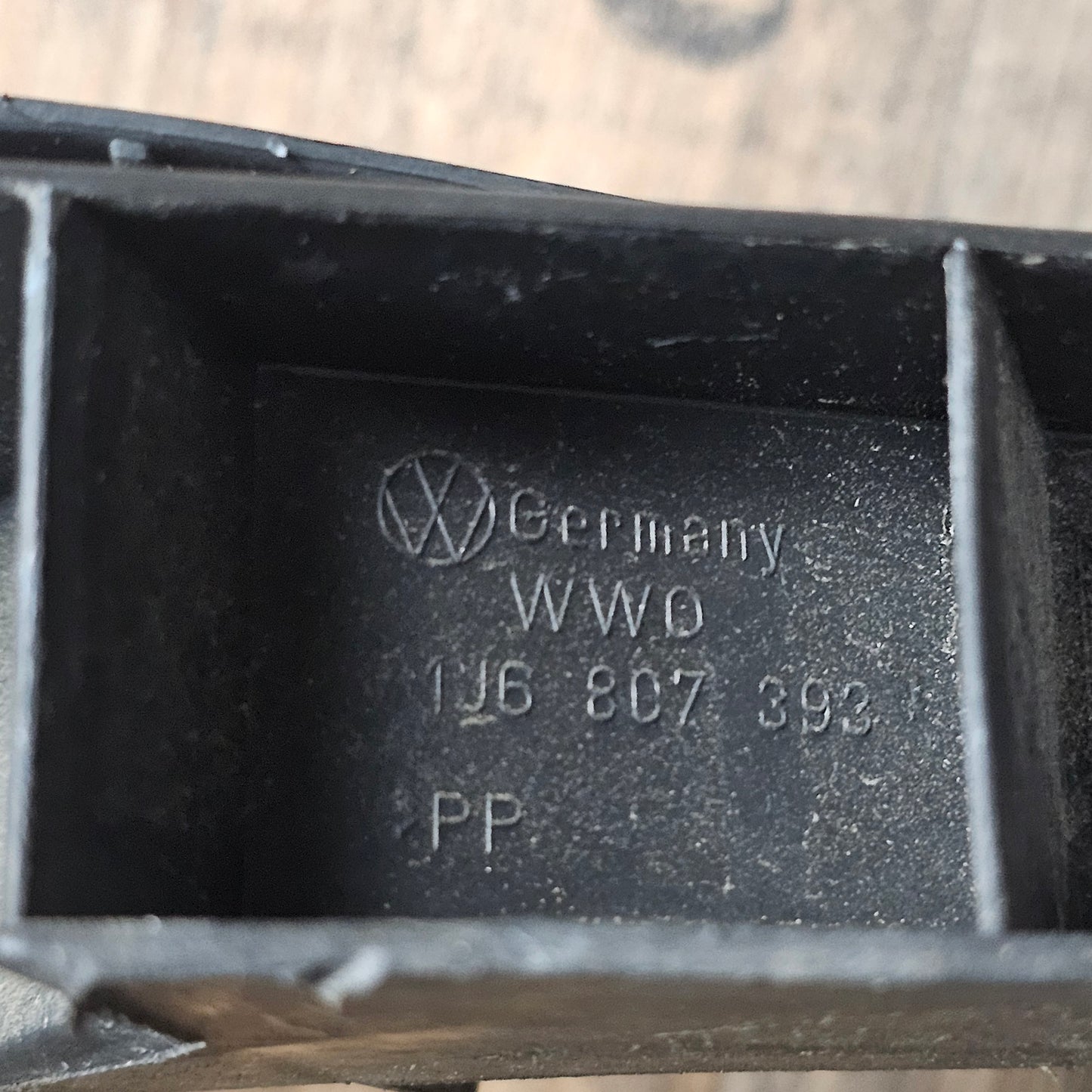 Gebrauchte Stoßstangenhalterung hinten für VW Golf IV – Teilenummer 1J6 807 394A & 1J6 807 393