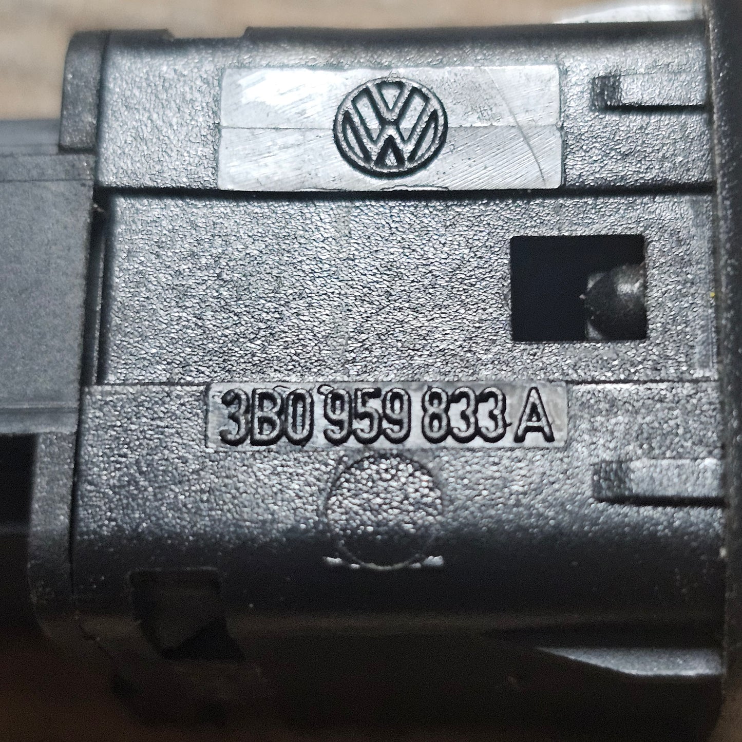 Elektrischer Entriegelungsknopf für Tankklappe VW Golf IV – 3B0 959 833 A