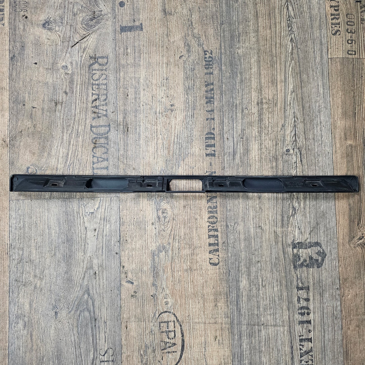 Griffleiste Heckklappe schwarz VW Golf 3 – 1H6827577D – gebraucht