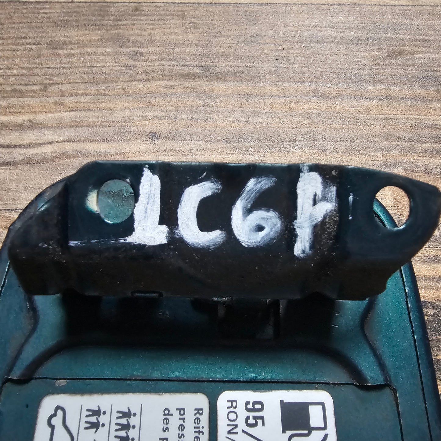 Tankdeckel / Tankklappe VW Golf 3 – 1H0010085A – lackiert in LC6P Dragongreen – gebraucht