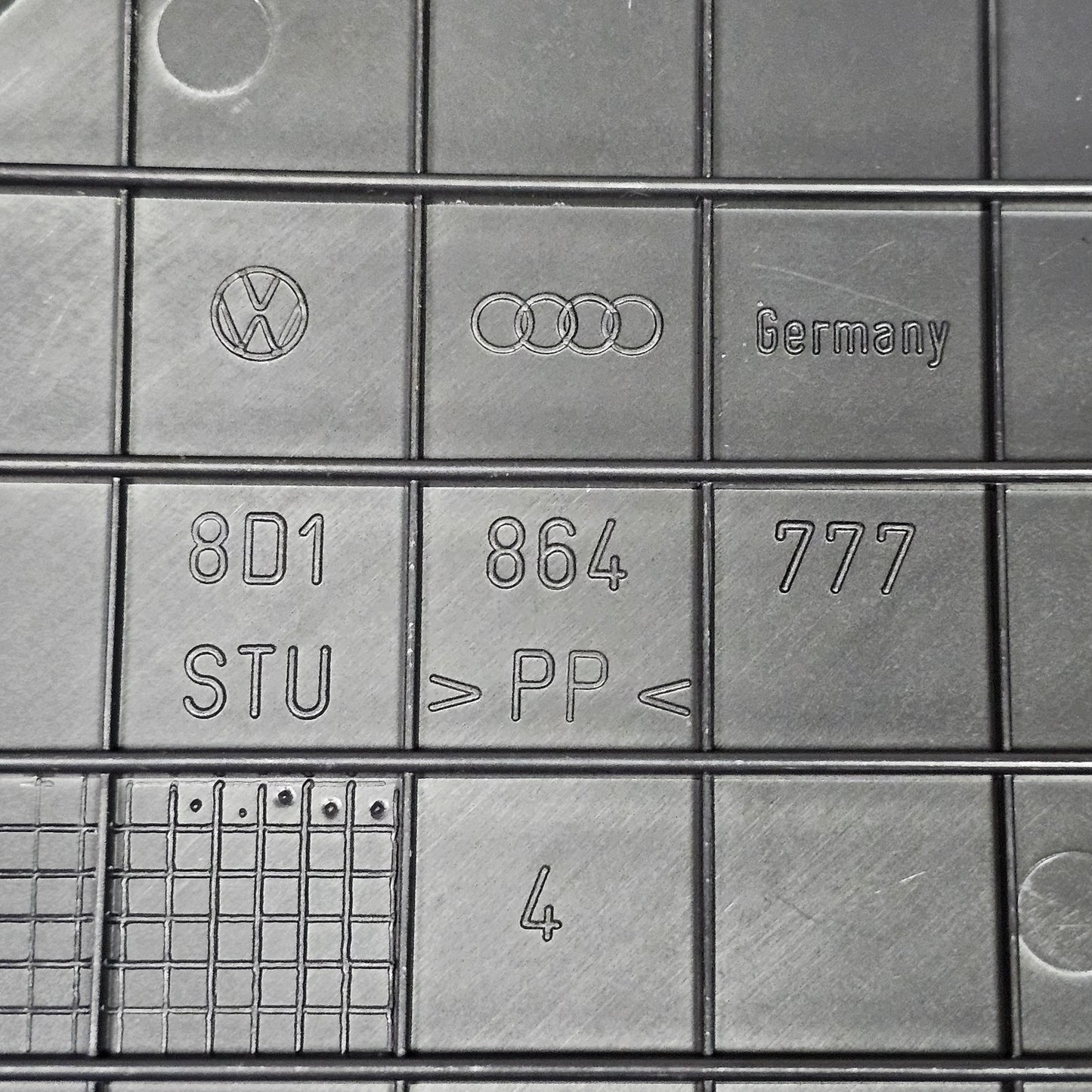 Fußstütze / Fußablage unten links Audi A4/S4/RS4 B5 VW Passat 8D1 864 777 - gebraucht