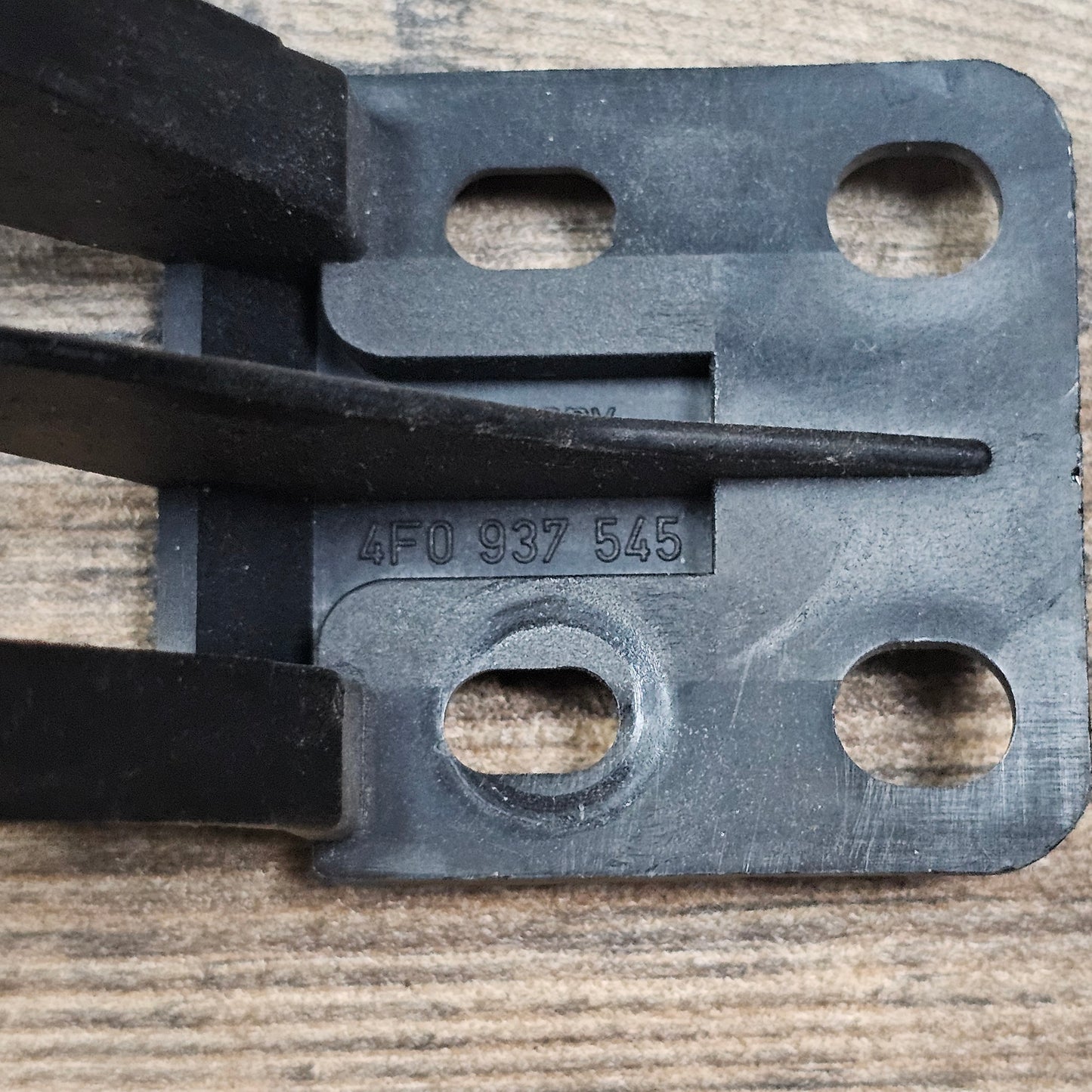 Relaishalter mit Abdeckkappe / Kabelführung vorne rechts Audi A6 4F C6 4F0 937 545 / 4F0 971 981 - gebraucht