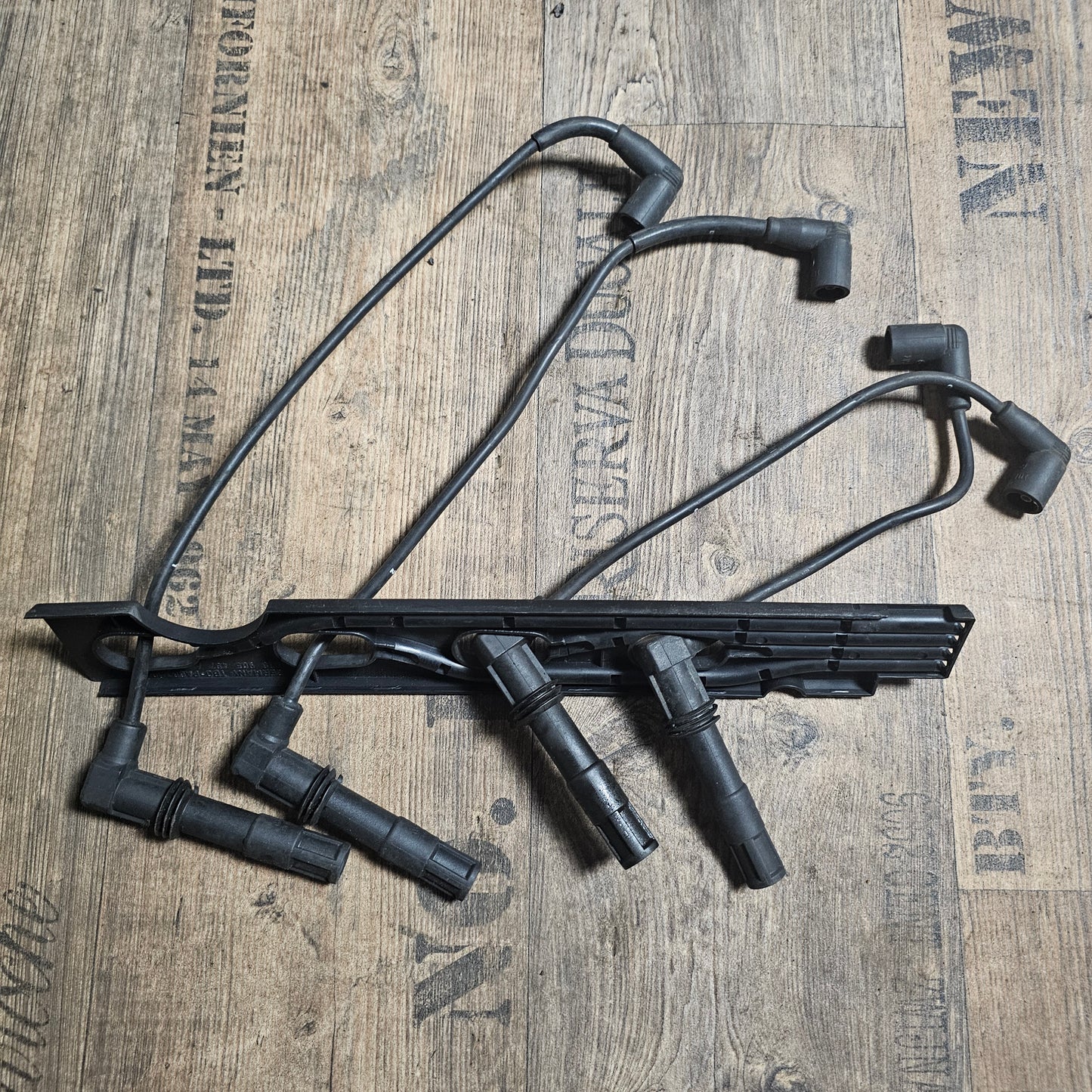 VW Golf IV Zündkabelx4 Stck. inkl. Halter 036 905 487 A / Zündkerzenstecker 036 035 255 K