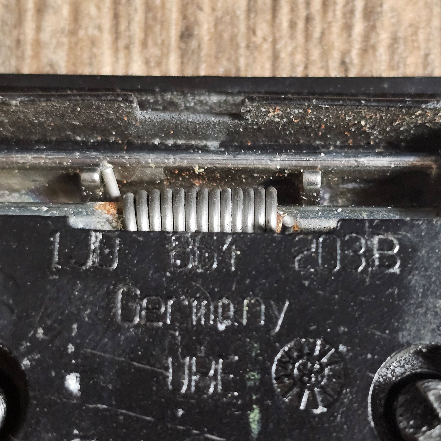 VW Golf IV / Bora / Audi A3 / A4 / A6 – Original 2x Verzurröse Kofferraum 1J0864203B