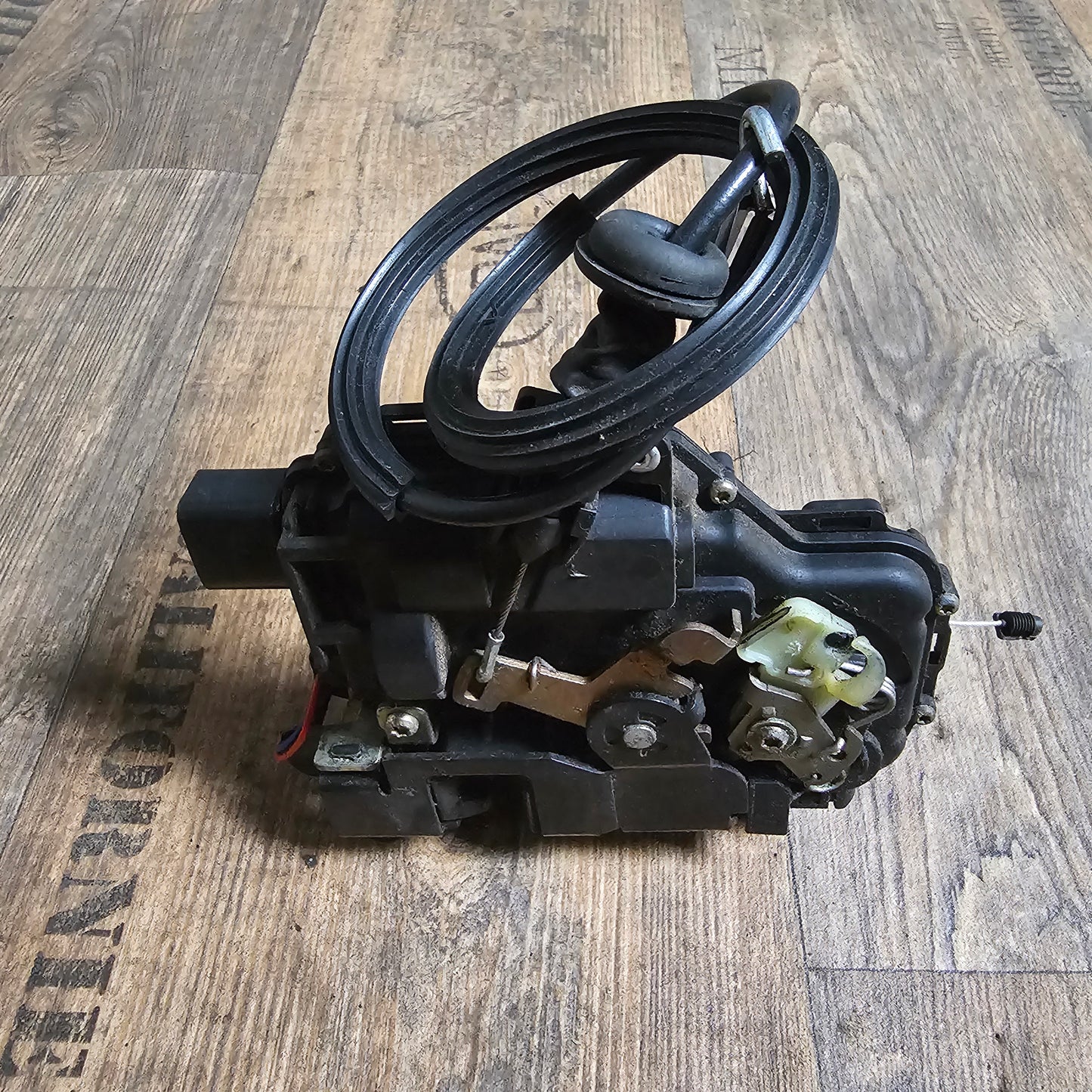 VW Golf IV Türschloss vorne rechts mit Zentralverriegelung + Seilzug – Originalteile 3B1 837 016 R & 1J3 837 085 B