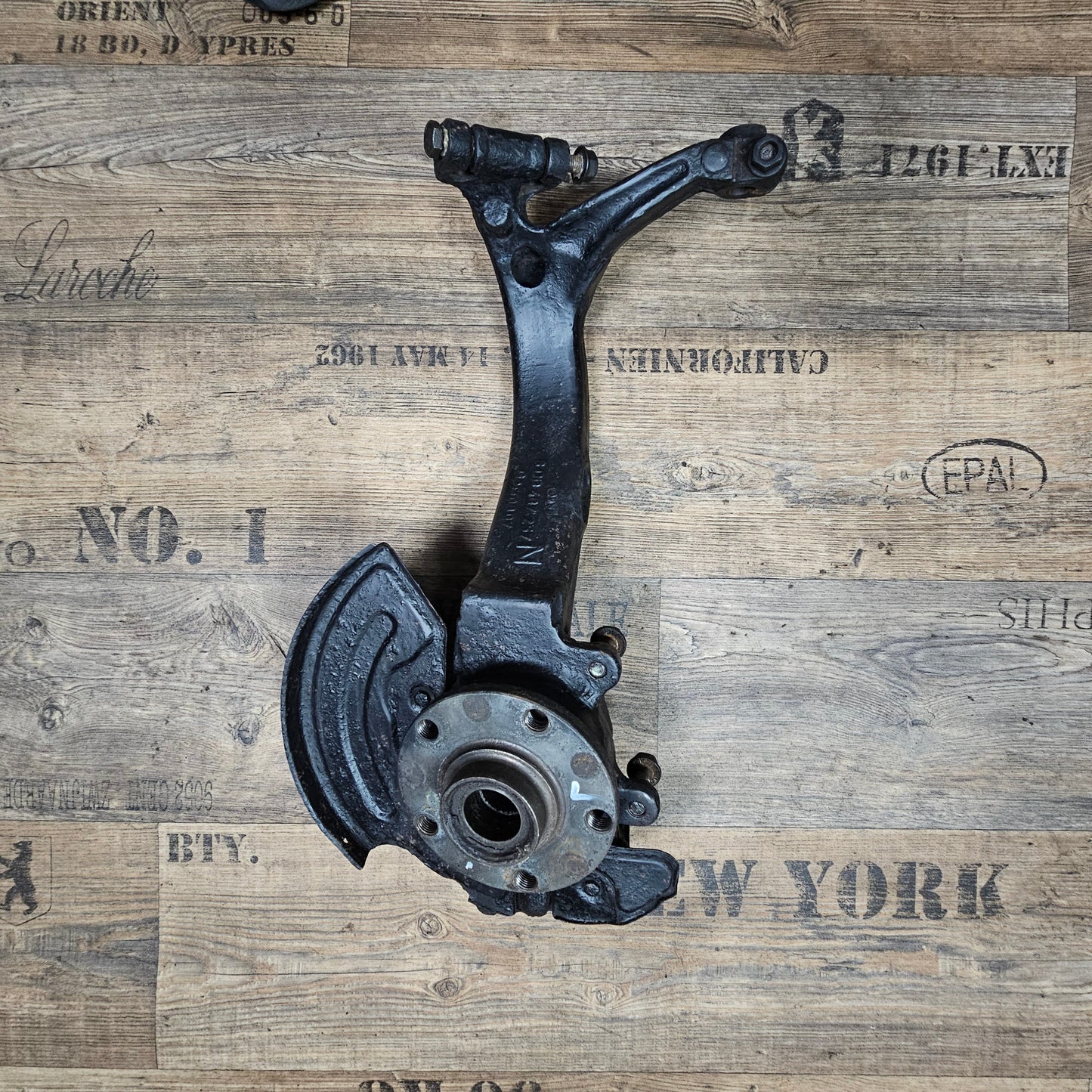 Achsschenkel vorne links Audi A4 B5 VW Passat 3B 3BG 8D0 407 257 N - gebraucht