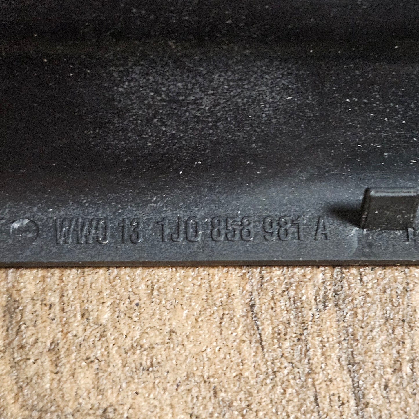 VW Golf IV / Bora Abdeckung Mittelkonsole – Originalteil 1J0 858 981 A – Schwarz