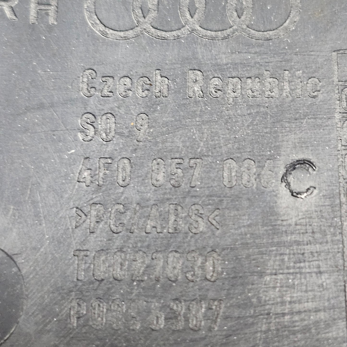 Verkleidung Armaturenbrett vorne rechts Audi A6 4F 4F0 857 086 C Indigo Blau - gebraucht