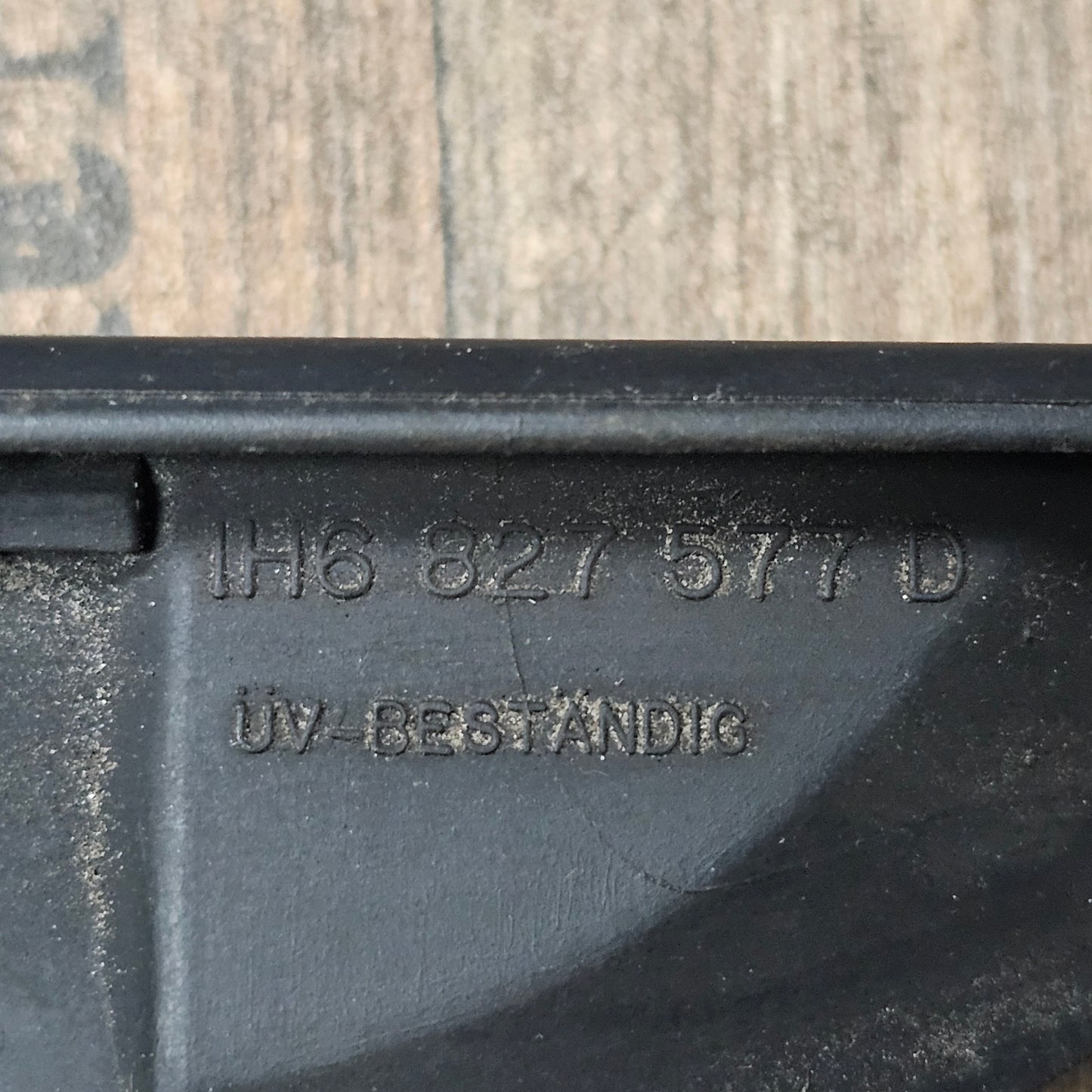 Griffleiste Heckklappe schwarz VW Golf 3 – 1H6827577D – gebraucht