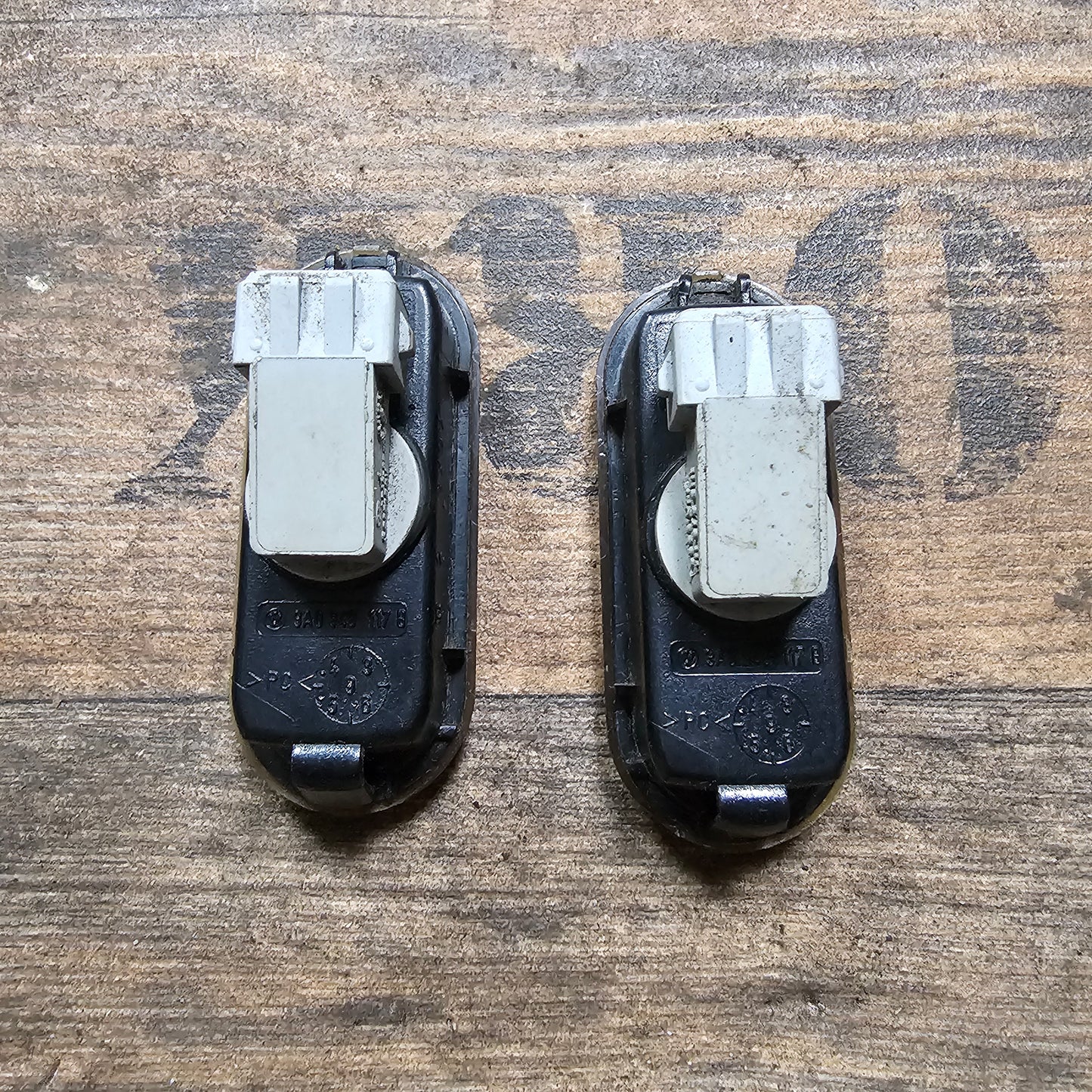 2x Seitenblinker Grau / Schwarz+ Lampenträger VW Golf 3 – 3A0949117B + 1H0949111 – gebraucht