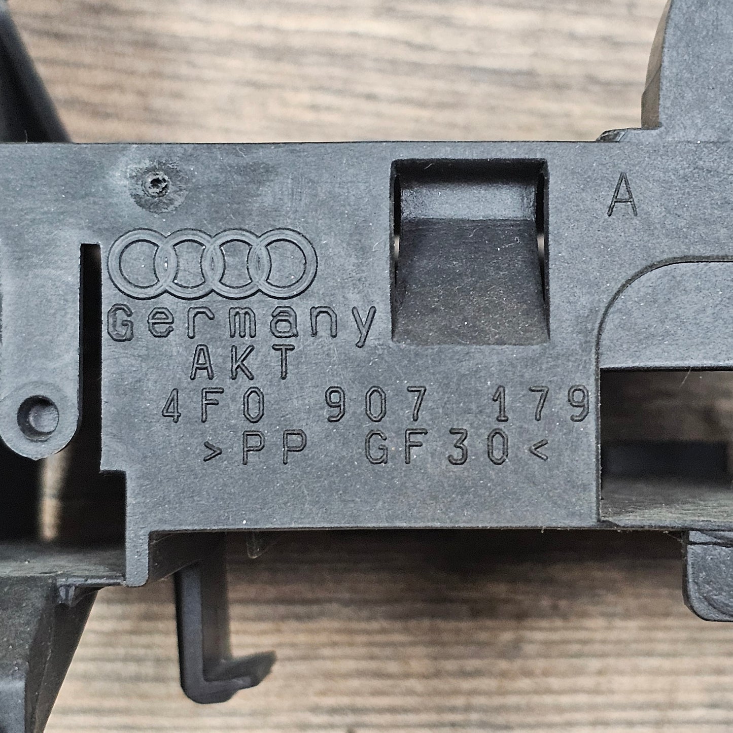 Halterung für PDC Steuergerät / Einparkhilfe Audi A6 4F C6 4F0 907 179 - gebraucht