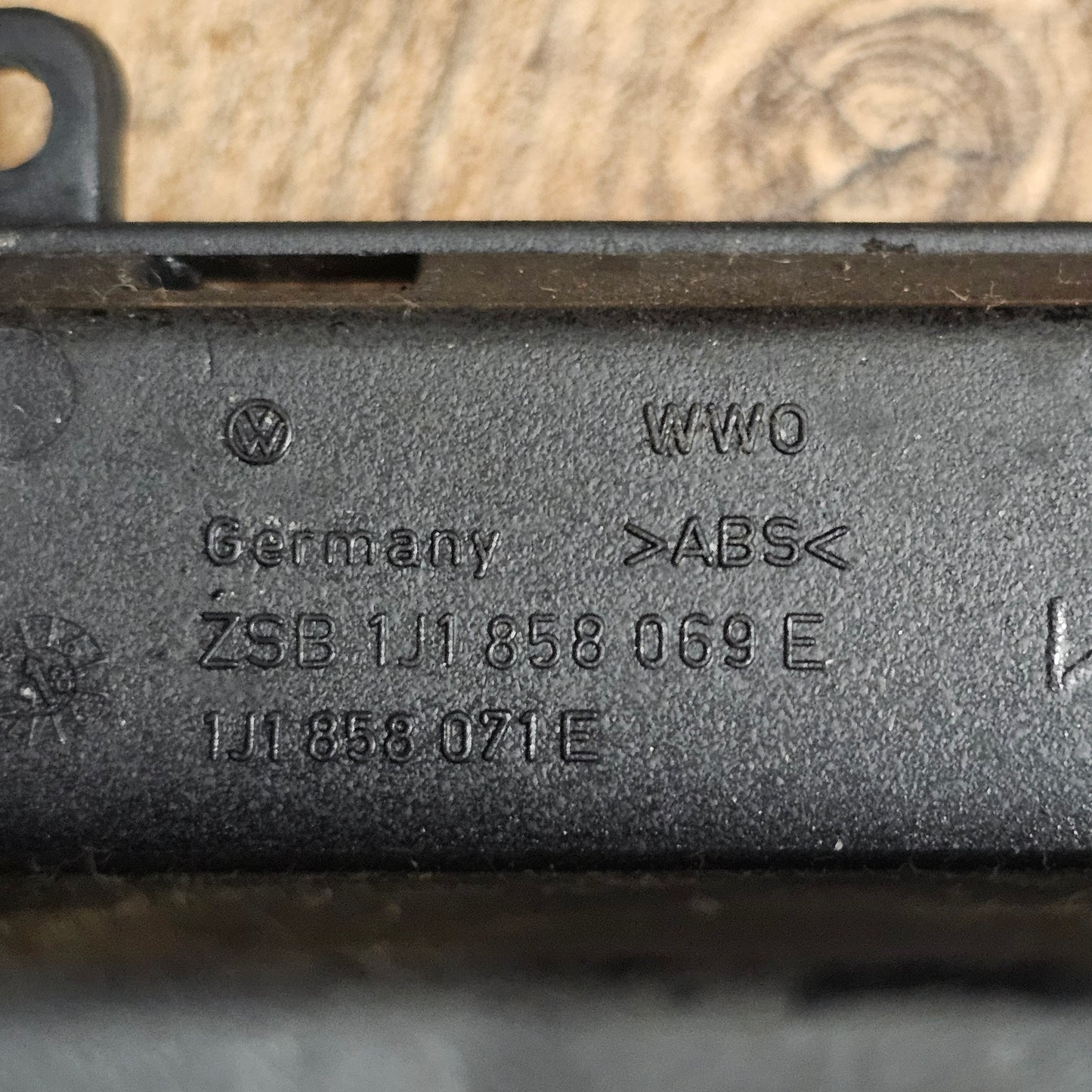 VW Golf IV Halterahmen Blende Mittelkonsole – Originalteil 1J1 858 069 E