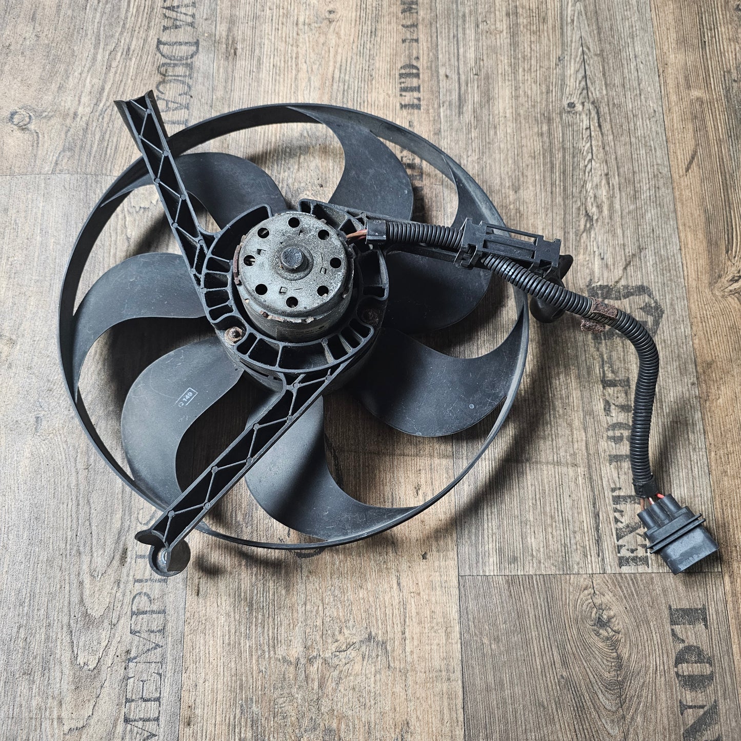 VW Golf IV Klimalüfter links – Originalteil 1J0 959 455 F mit 3-poligem Stecker