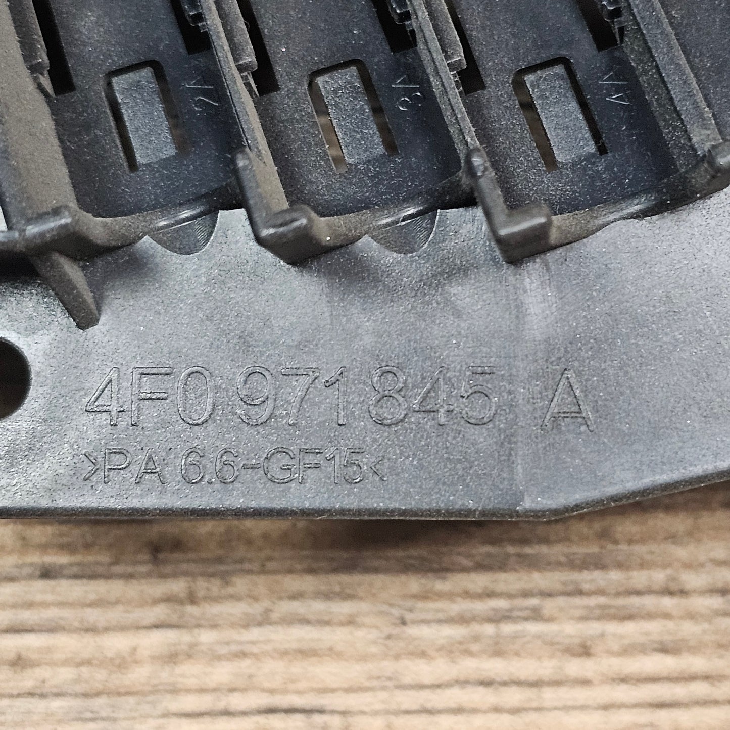 Hauptsicherungskasten hinten rechts Audi A6 4F C6 4F0 971 845 A - gebraucht