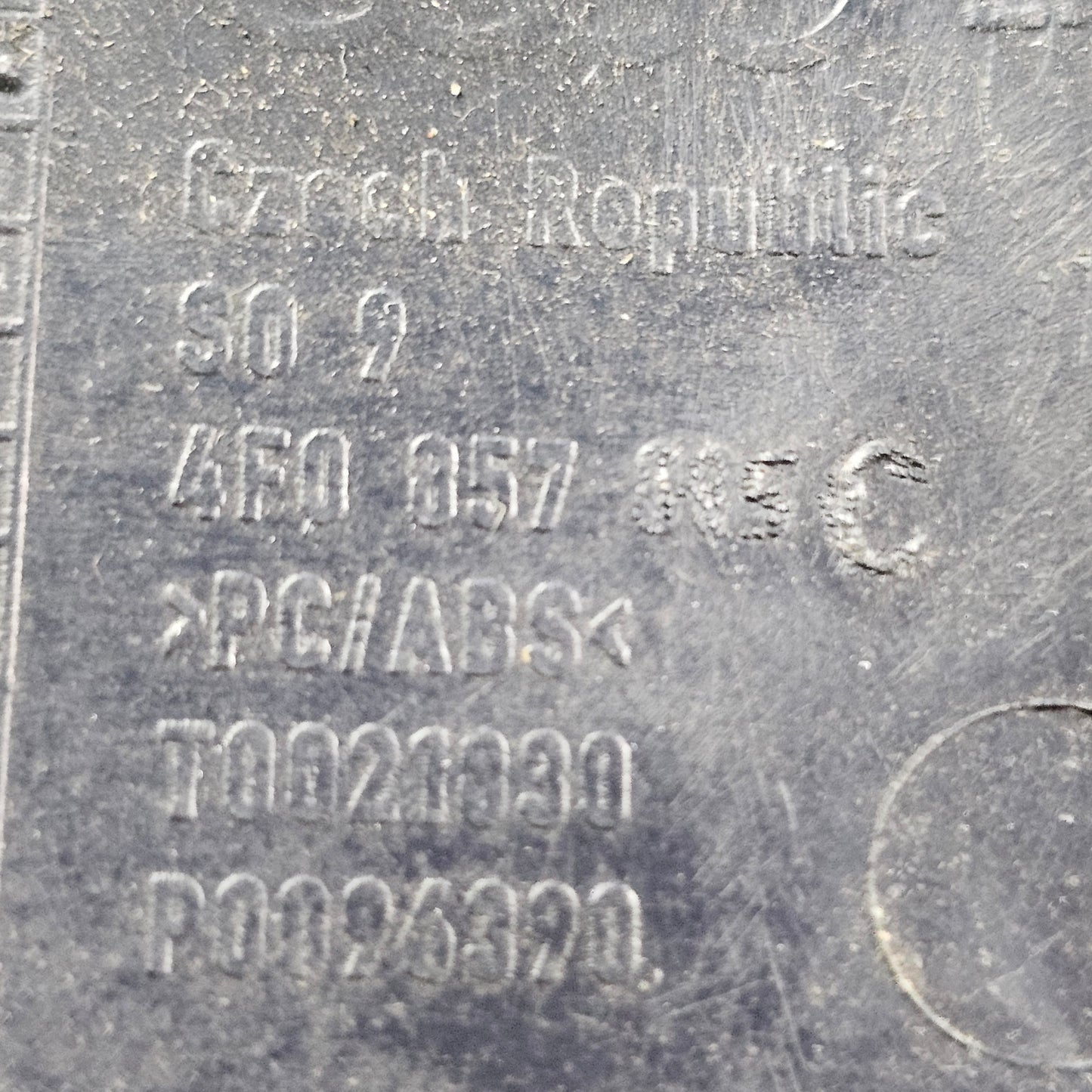 Verkleidung Armaturenbrett vorne links Audi A6 4F 4F0 857 085 C Indigo Blau - gebraucht