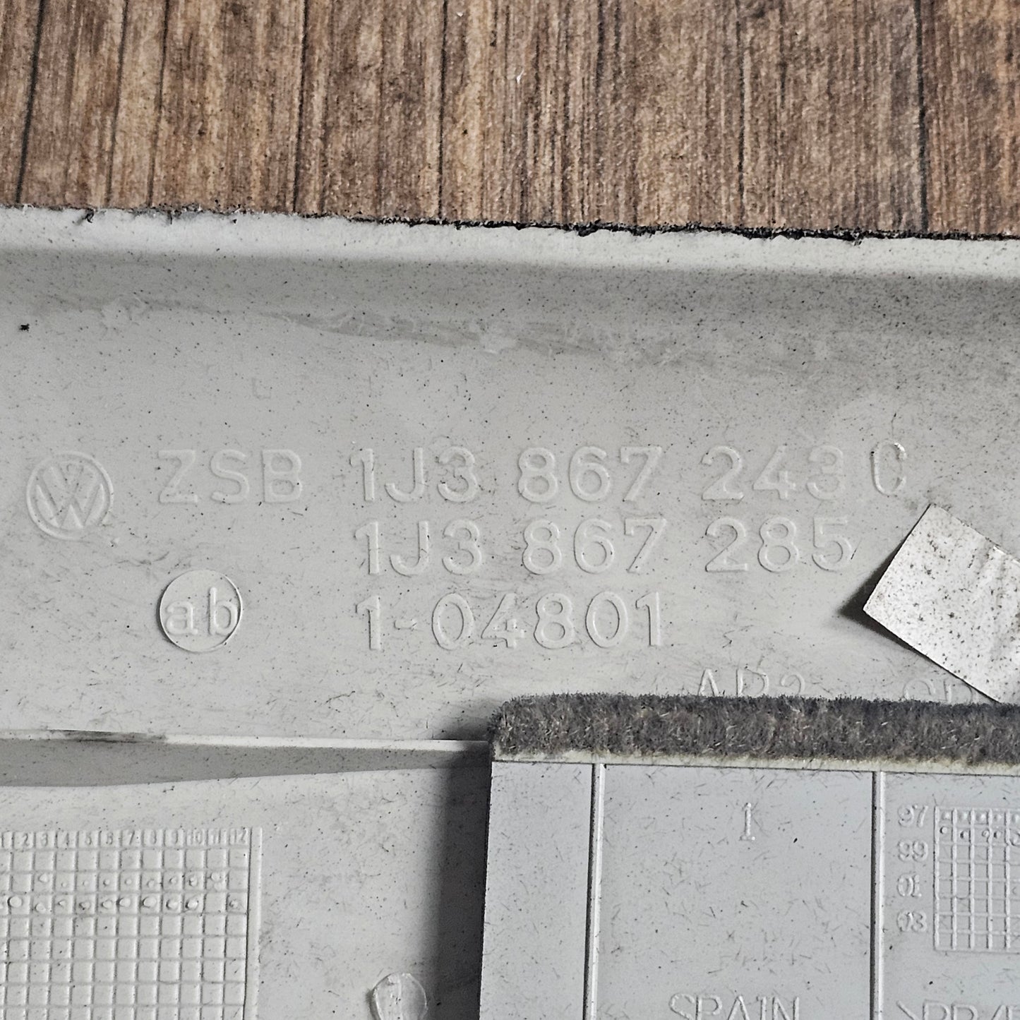 B-Säulenverkleidung links Schwarz VW Golf IV / Jetta GLI MK4 00–05 – Teilenummern 1J0 868 311 A / 1J3 867 243 C / 1J3 867 285 – Gebraucht