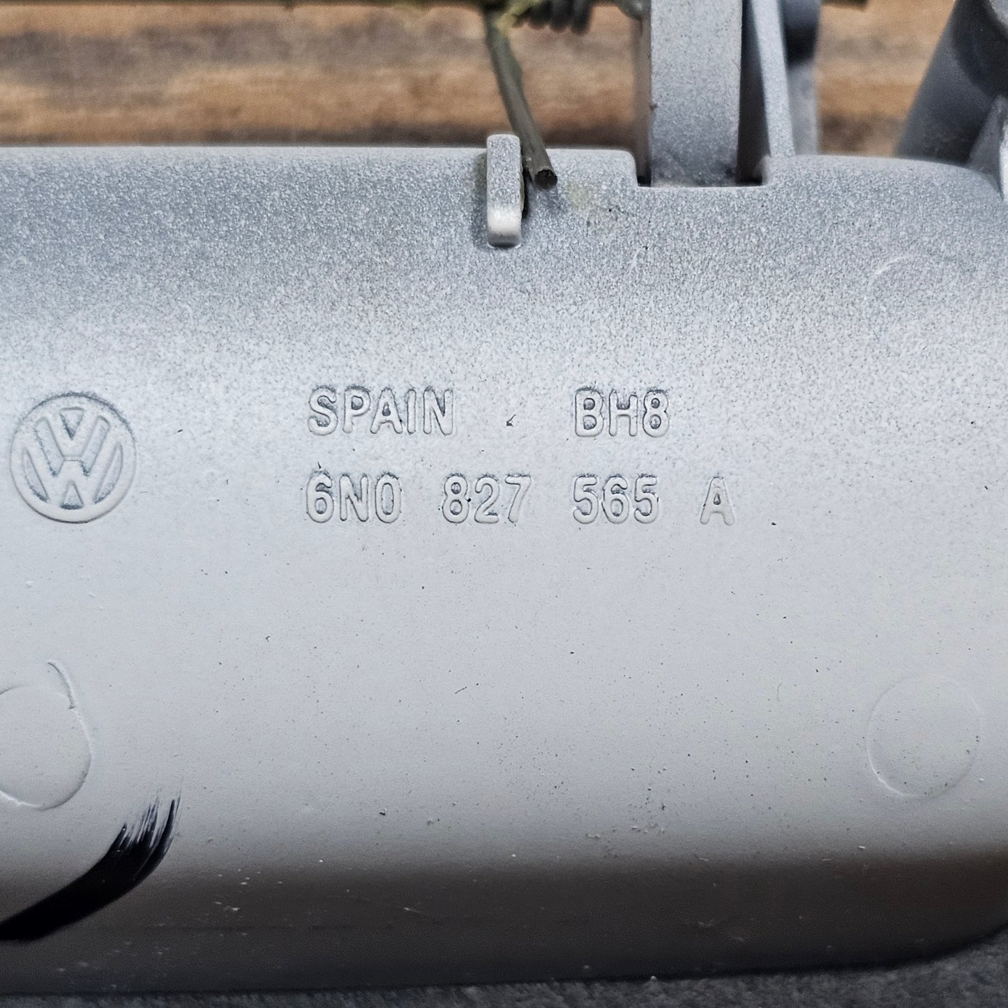 Heckklappengriff grau – VW Polo 6N – 6N0827565A – neu (Lagerware)