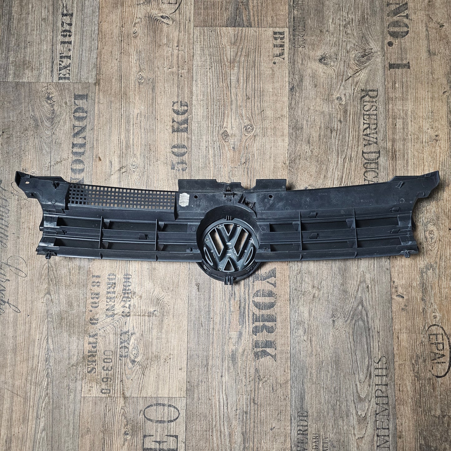 VW Golf IV Kühlergrill mit Emblem – Originalteile 1J0 853 655 F / 1J0 853 651 F / 1J0 853 653 A – Grauton (Farbton variabel)