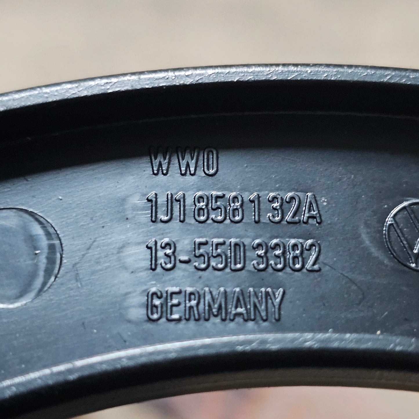 Handschuhfachklappe + Mechanismus + Schrauben VW Golf 4 Bora 1J1858132A