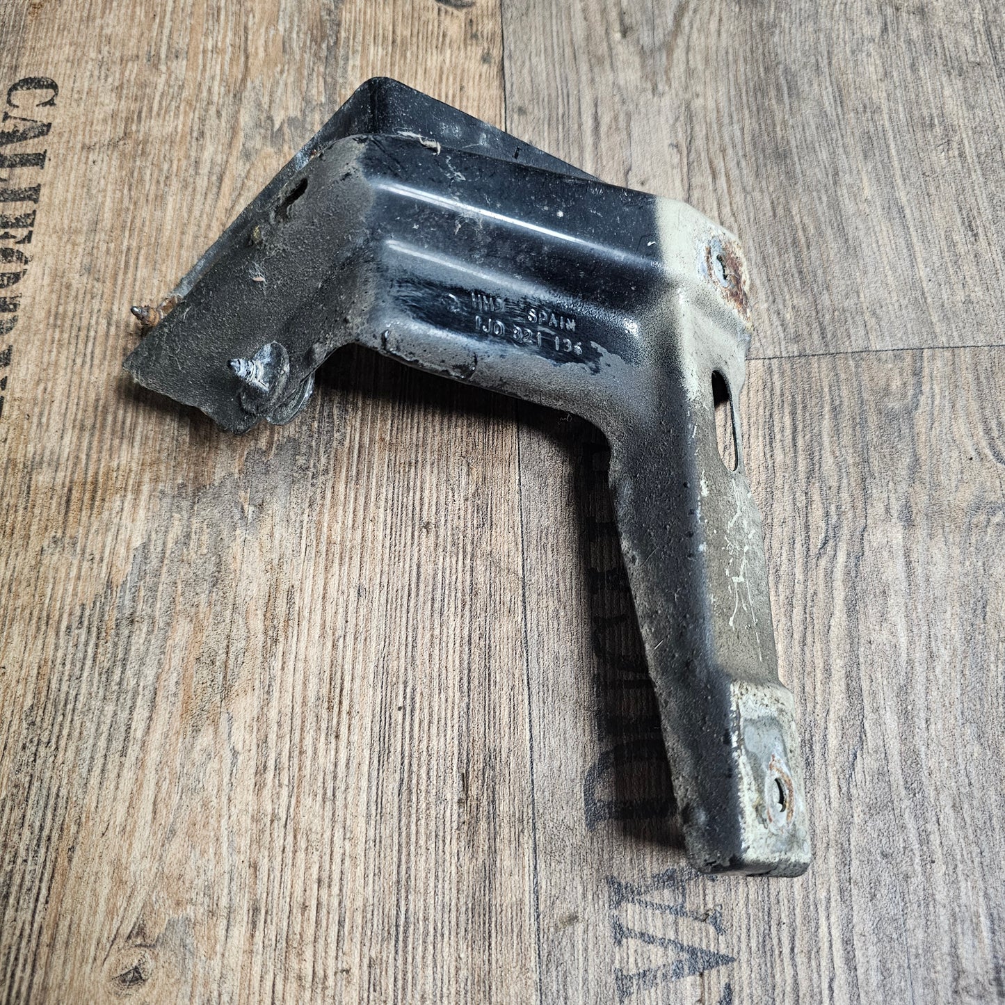 Kotflügelhalter vorne rechts für VW Golf IV & Bora – Originalteil 1J0 821 136