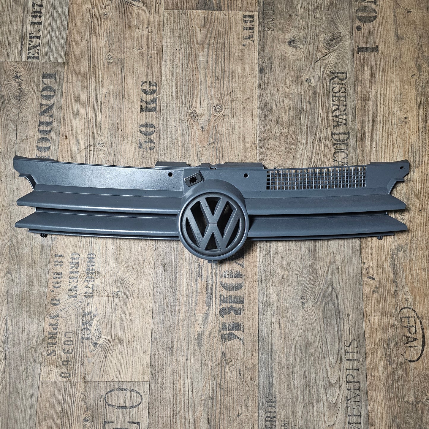 VW Golf IV Kühlergrill mit Emblem – Originalteile 1J0 853 655 F / 1J0 853 651 F / 1J0 853 653 A – Grauton (Farbton variabel)
