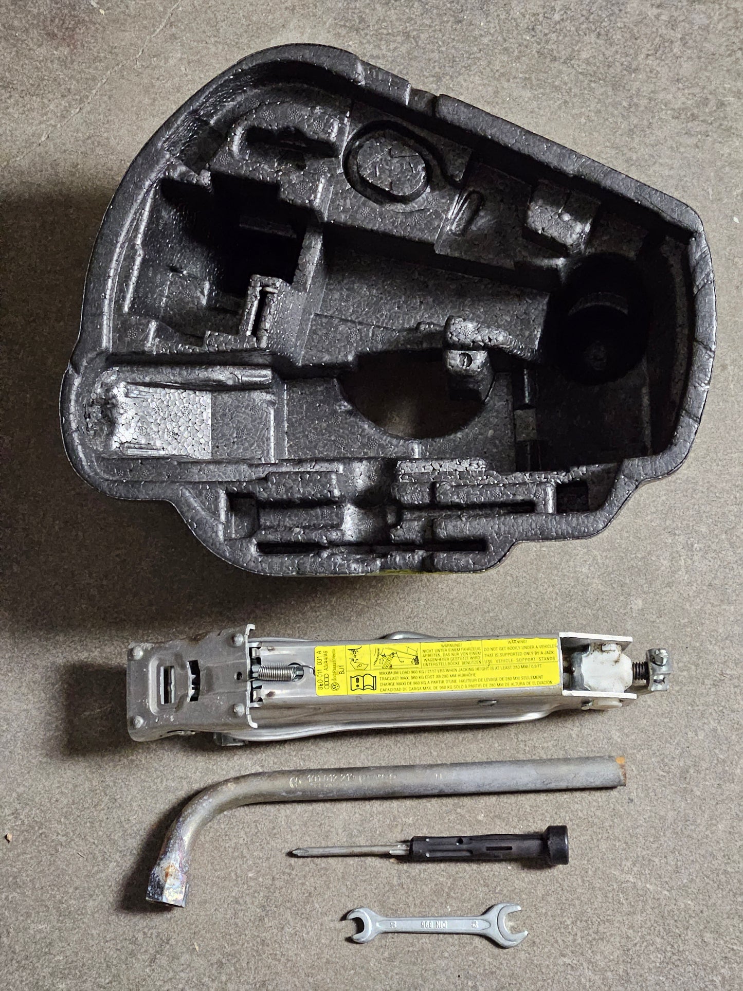 Bordwerkzeug, Pannenhilfe Set, Audi A3 8L,A4 B5 8D, A6 4B C5, Wagenheber, Radmutternschlüssel 17mm