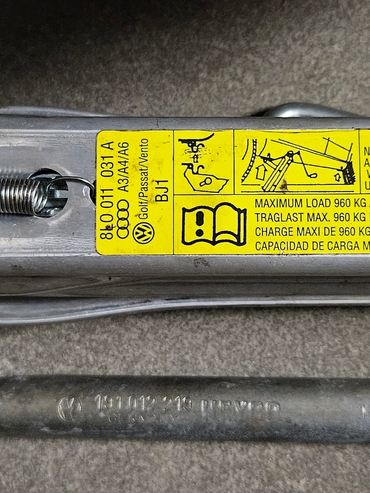Bordwerkzeug, Pannenhilfe Set, Audi A3 8L,A4 B5 8D, A6 4B C5, Wagenheber, Radmutternschlüssel 17mm