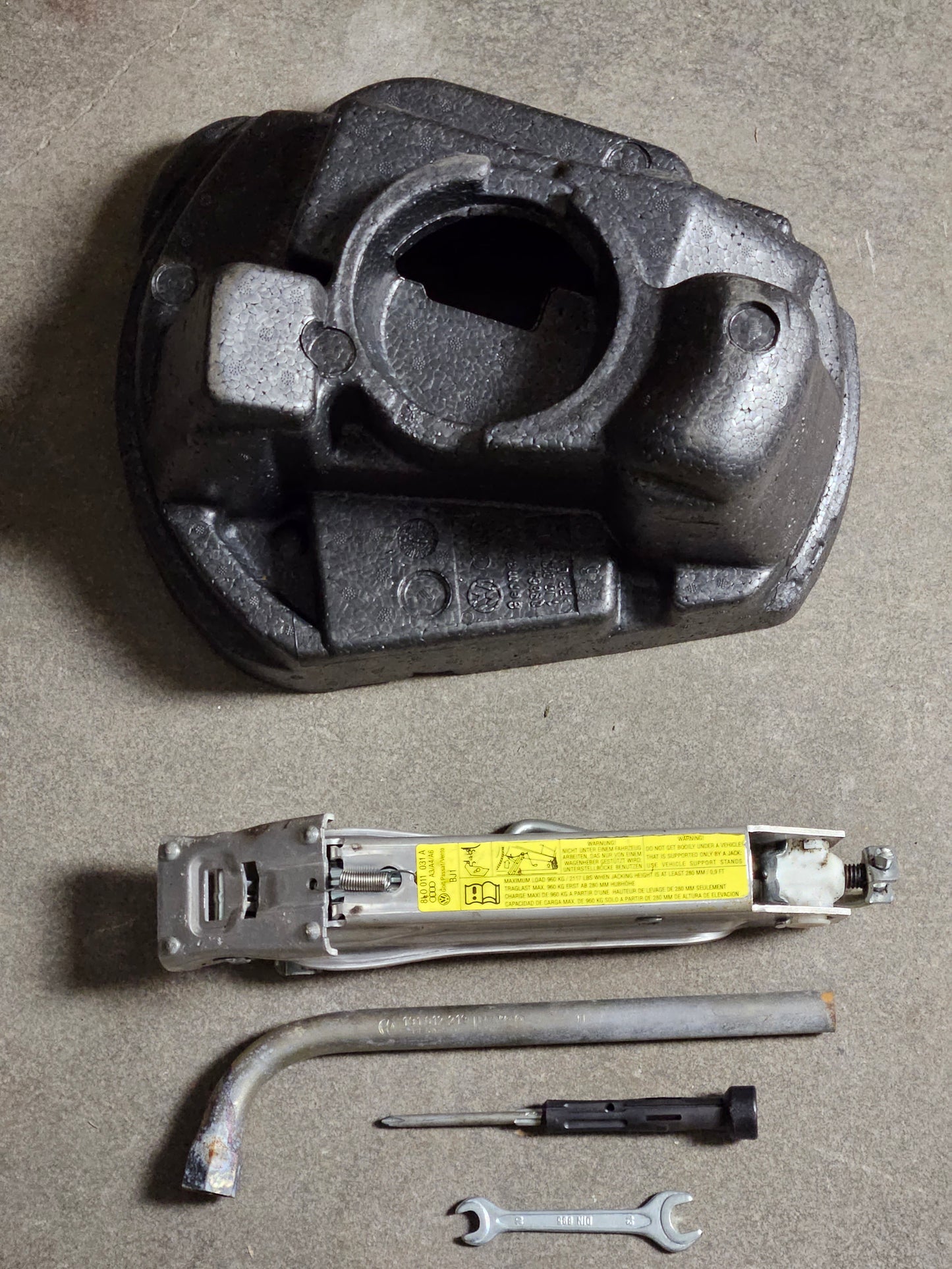 Bordwerkzeug, Pannenhilfe Set, Audi A3 8L,A4 B5 8D, A6 4B C5, Wagenheber, Radmutternschlüssel 17mm