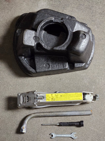 Bordwerkzeug, Pannenhilfe Set, Audi A3 8L,A4 B5 8D, A6 4B C5, Wagenheber, Radmutternschlüssel 17mm
