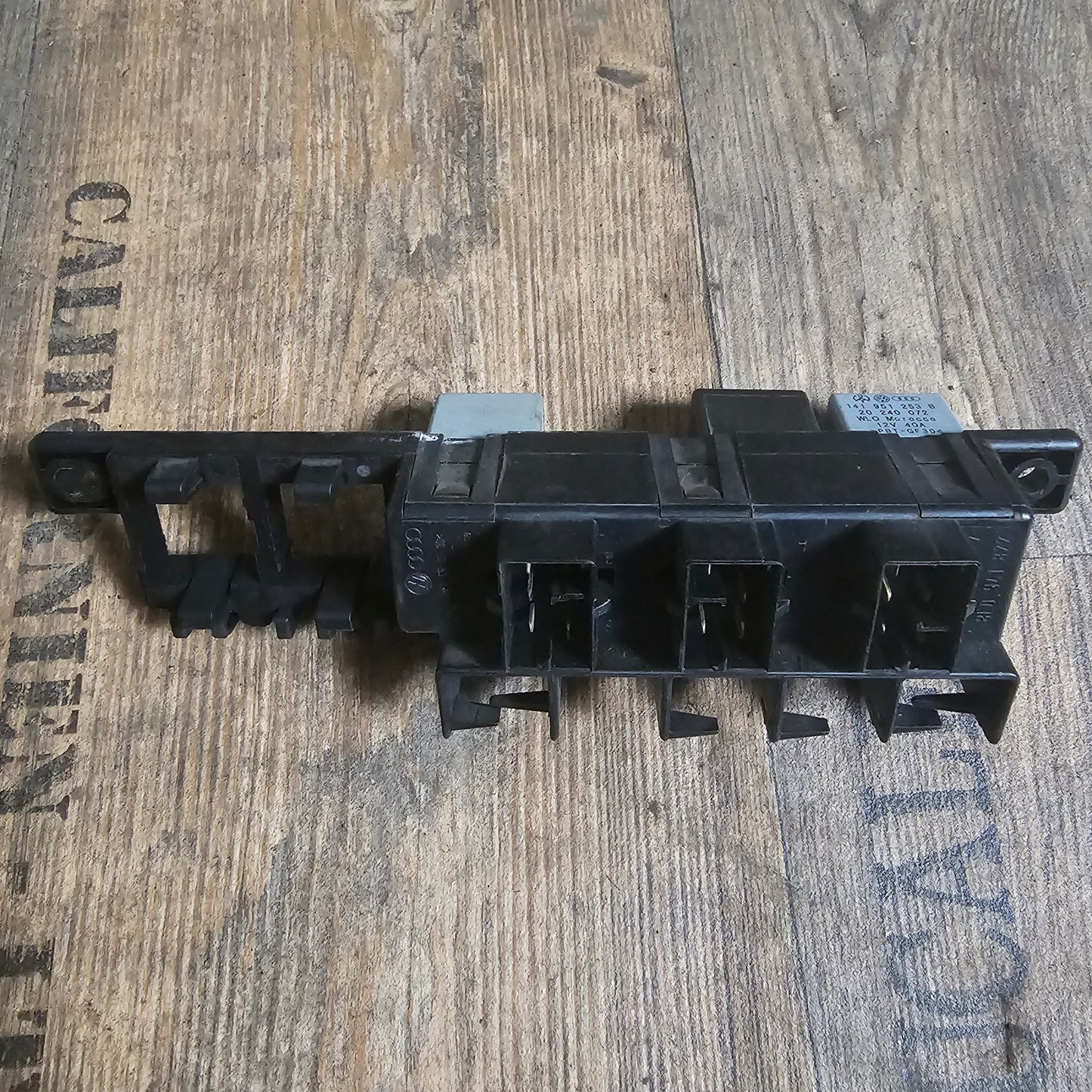 Audi A6 C5 Sicherungskasten / Zentralelektrik – 8L0 941 822 A – Original VW/Audi Relaisplatte