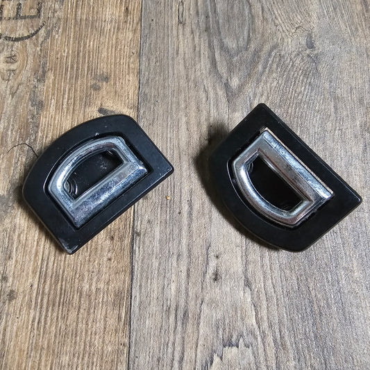 VW Golf IV / Bora / Audi A3 / A4 / A6 – Original 2x Verzurröse Kofferraum 1J0864203B