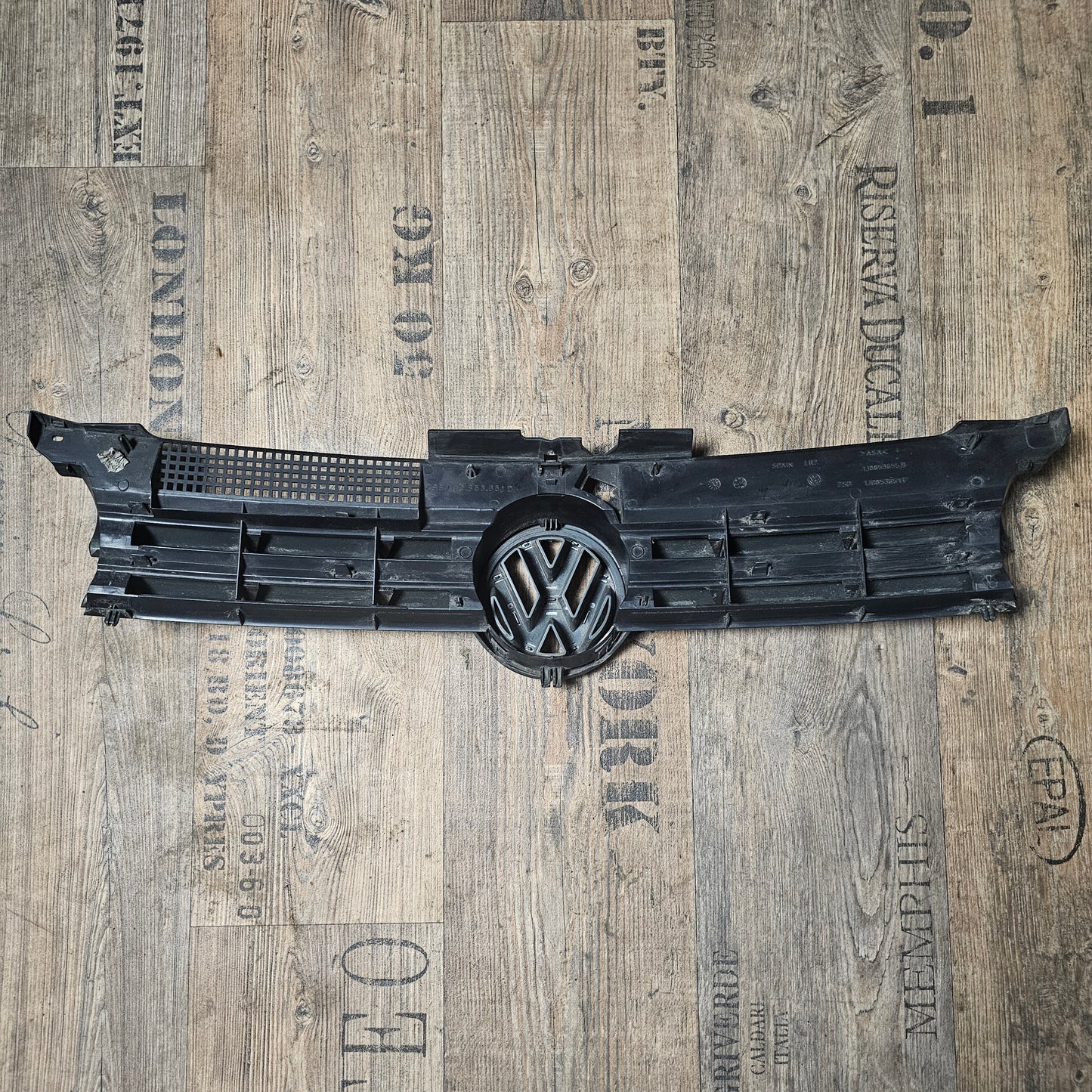 VW Golf IV Kühlergrill mit Emblem – Originalteile 1J0 853 655 D / 1J0 853 651 F / 1J0 853 653 A – Grauton (Farbton variabel)