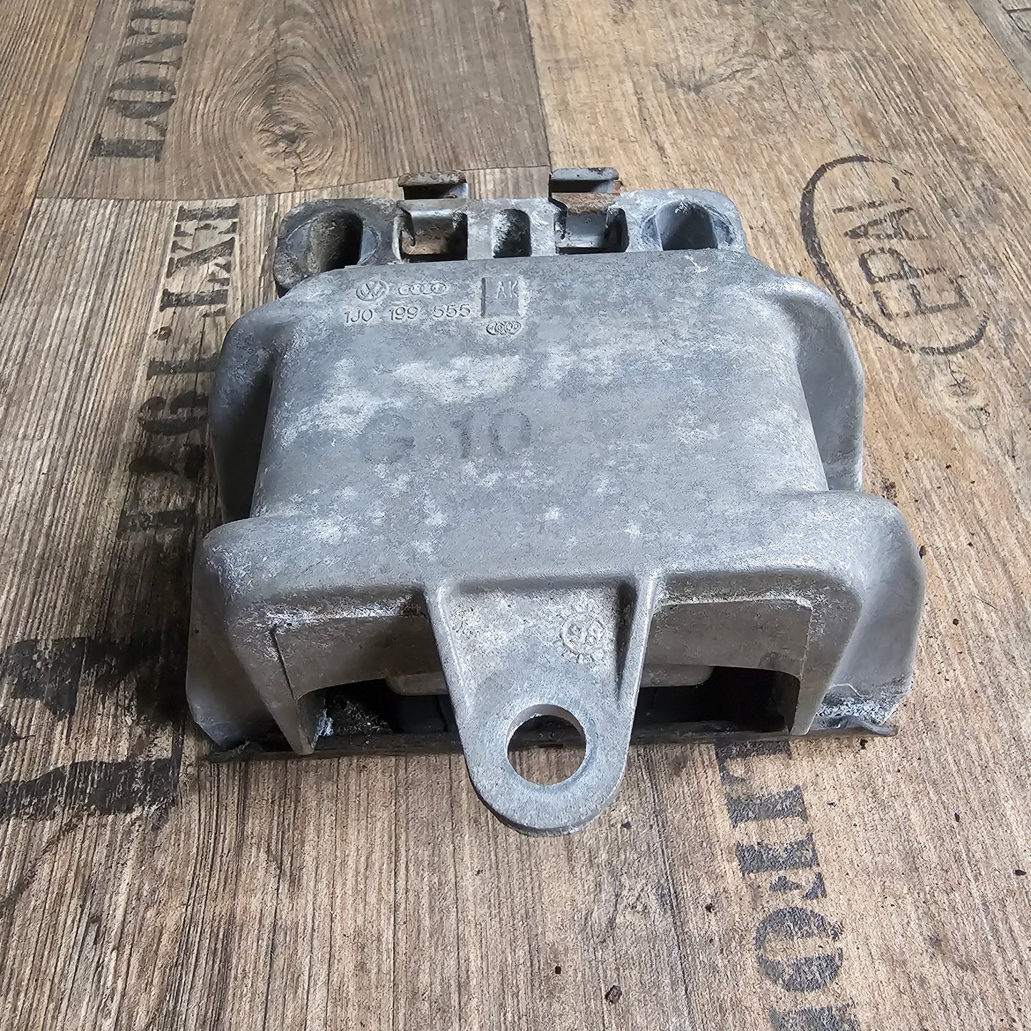 VW Golf IV / Bora Getriebelager links – Originalteil 1J0 199 555 AK