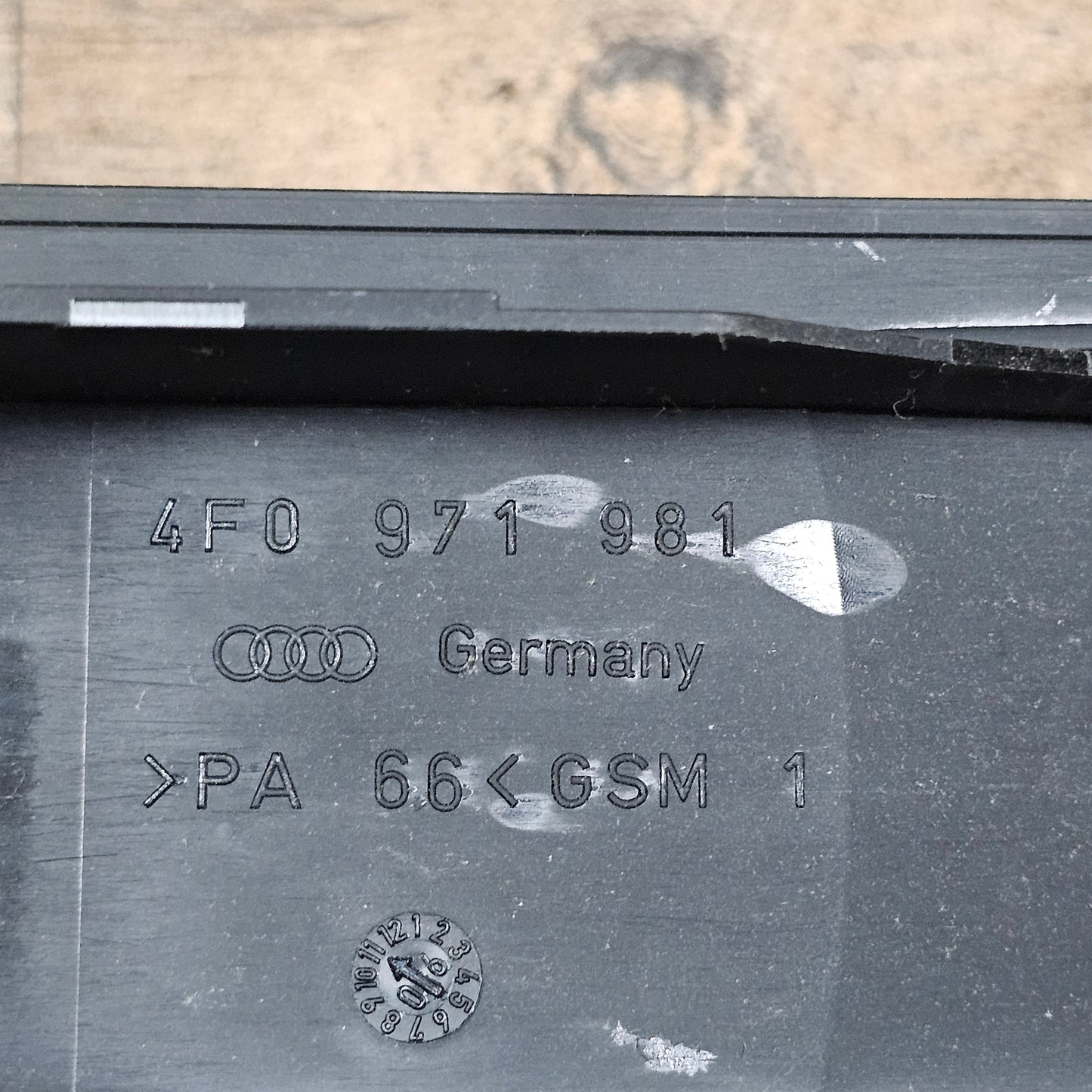 Relaishalter mit Abdeckkappe / Kabelführung vorne rechts Audi A6 4F C6 4F0 937 545 / 4F0 971 981 - gebraucht