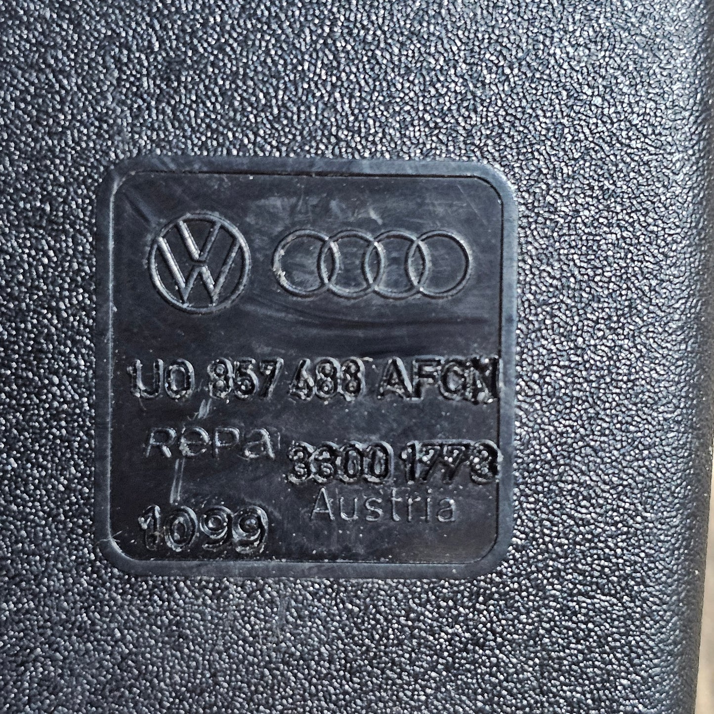 VW Golf IV / Bora Gurtschloss Mitte – Originalteil 1J0 857 488 AFC – Satinschwarz