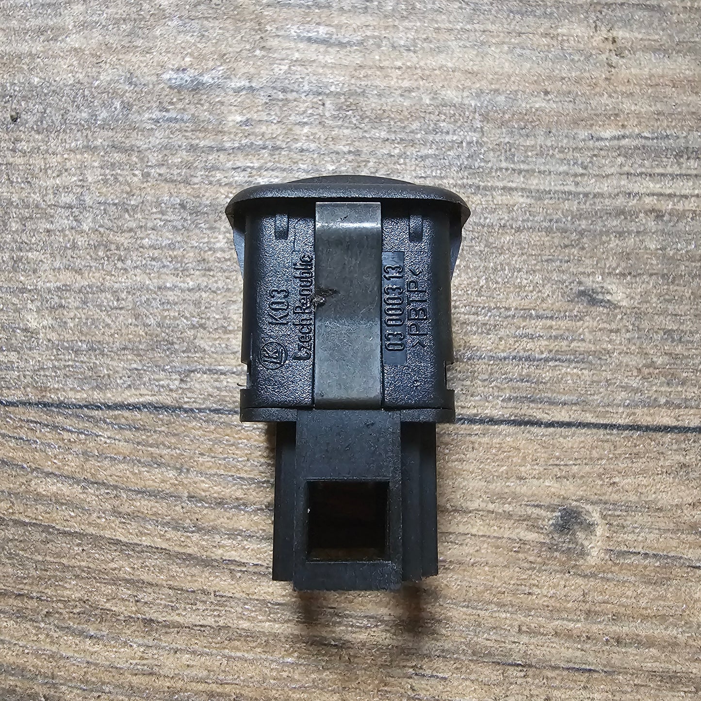 Elektrischer Entriegelungsknopf für Tankklappe VW Golf IV – 3B0 959 833 A