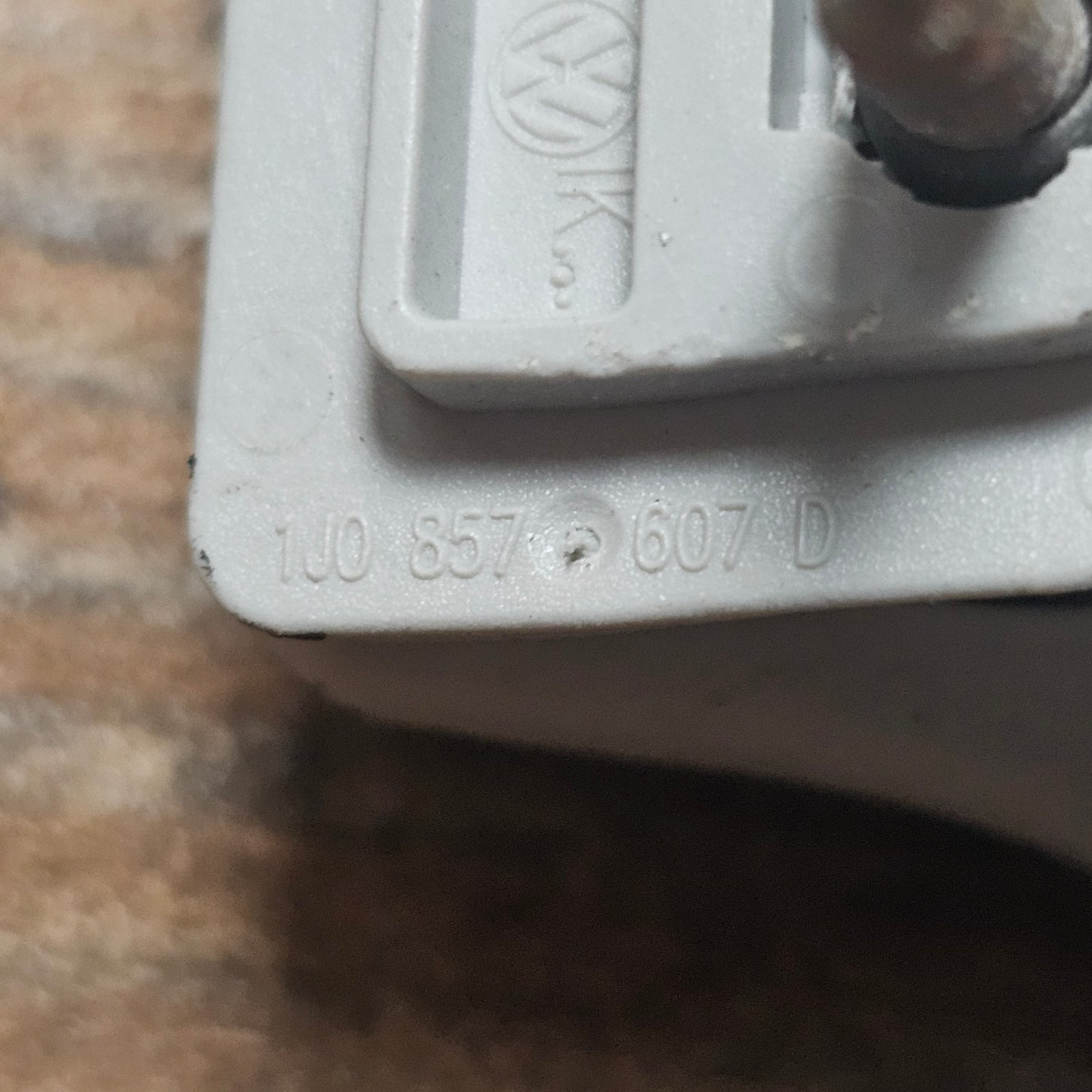 VW Golf 4/Bora Haltegriffe links & rechts + Sonnenblende Mitte grau – 1J0 857 607 D, 1J0 857 607 E, 1J0 858 555