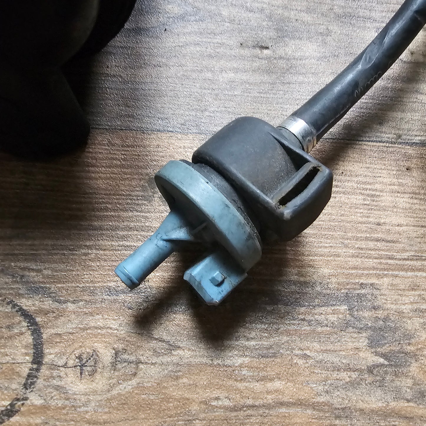 Kohlenstofffilter VW Golf 3 – 171201813 + Haltegummi Magnetventil – 051133459A – gebraucht