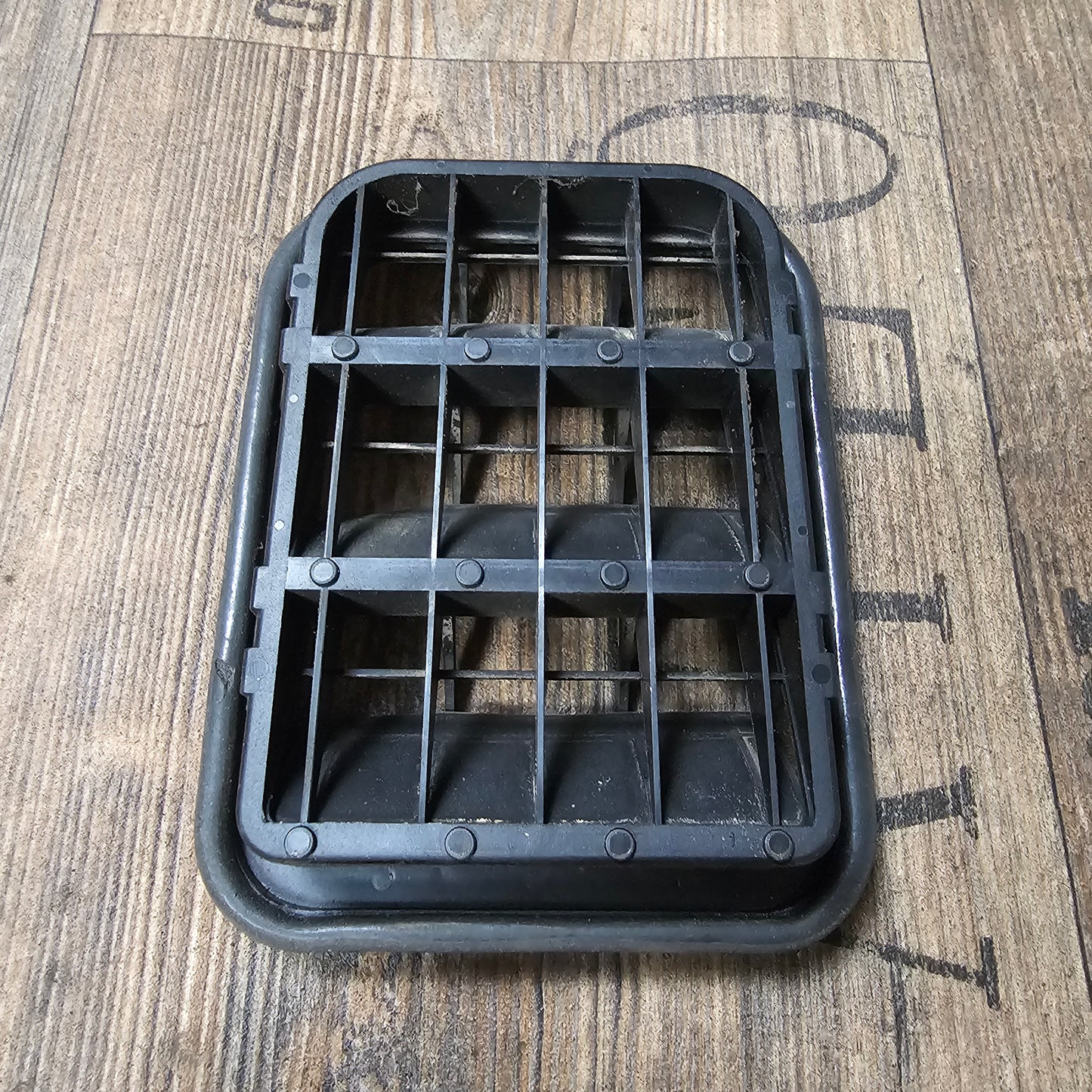 Entlüftungsgitter Karosserie – 1H0819465A – VW Golf 3 / Audi A3 8L – gebraucht