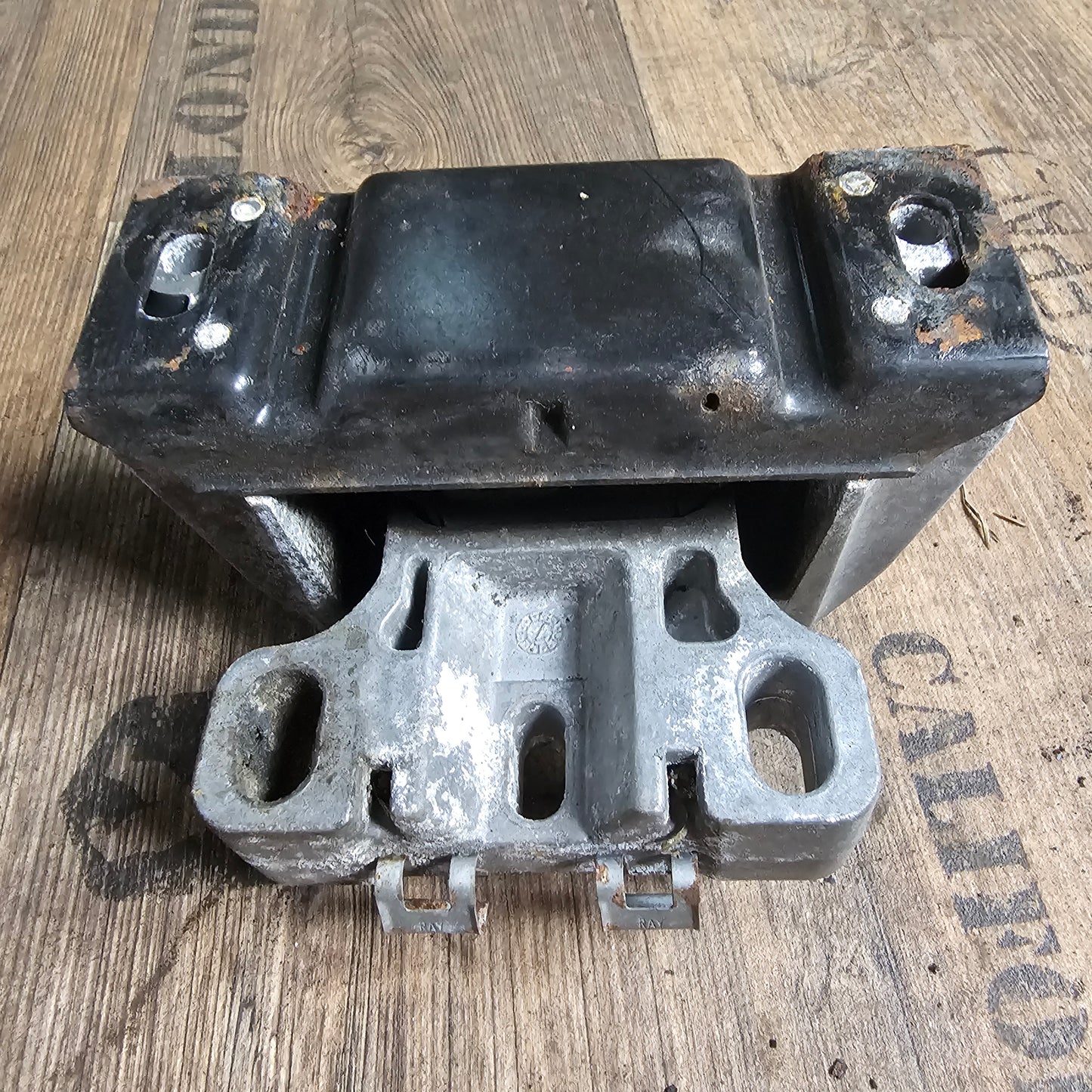 VW Golf IV / Bora Getriebelager links – Originalteil 1J0 199 555 AK