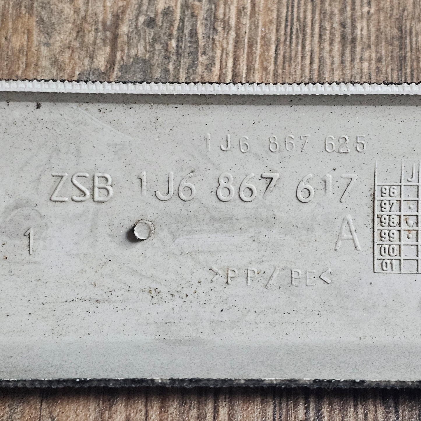 Dachhimmelverkleidung hinten VW Golf IV – Teilenummer 1J6 867 617 – Gebraucht