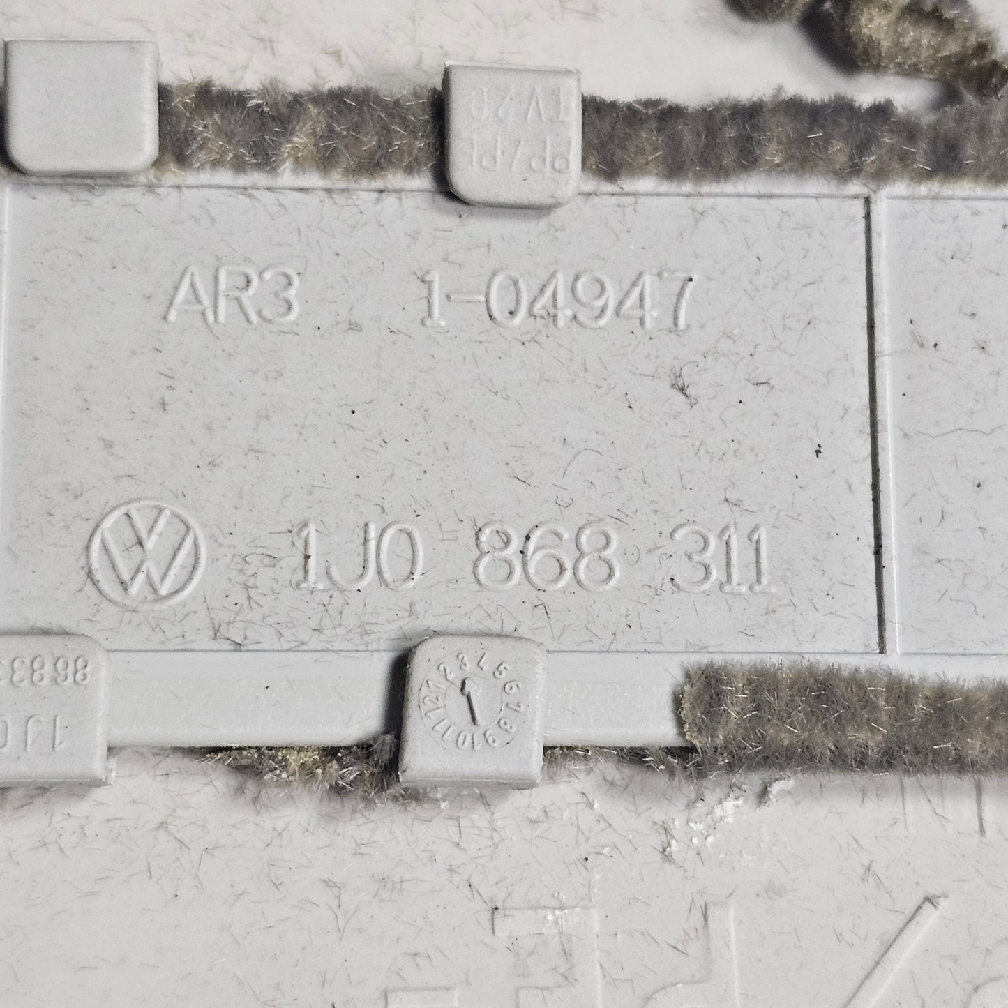 B-Säulenverkleidung links Grau VW Golf IV / Jetta GLI MK4 00–05 – Teilenummern 1J0 868 311 A / 1J3 867 243 C / 1J3 867 285 – Gebraucht