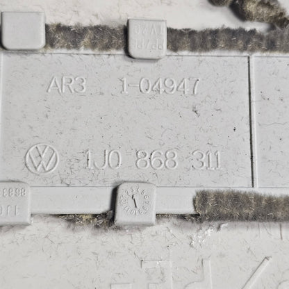 B-Säulenverkleidung links Grau VW Golf IV / Jetta GLI MK4 00–05 – Teilenummern 1J0 868 311 A / 1J3 867 243 C / 1J3 867 285 – Gebraucht