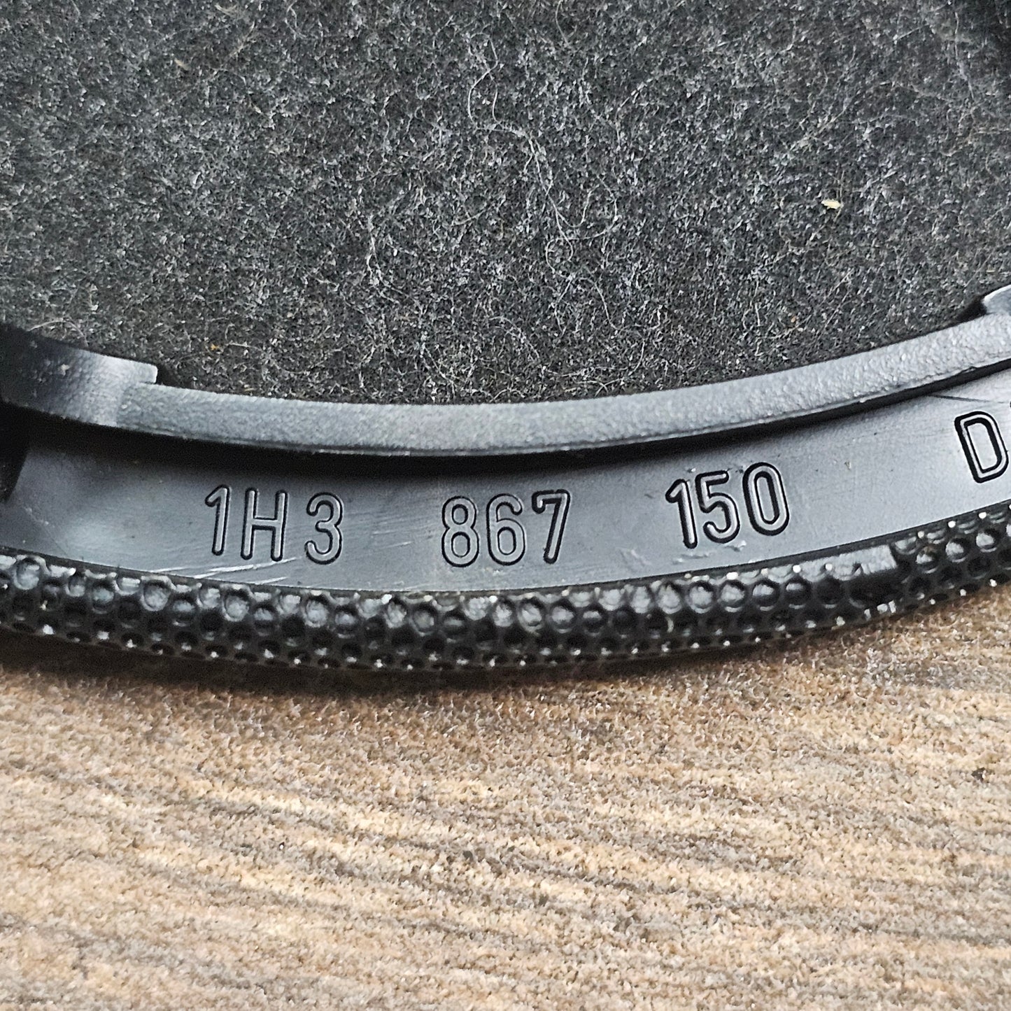 Gebrauchtes Boxengitter für VW Golf 3 / Vento / Cabrio – Rechts Hinten mit Rahmen – Teilenummer 1H3867150 + 1H3867044