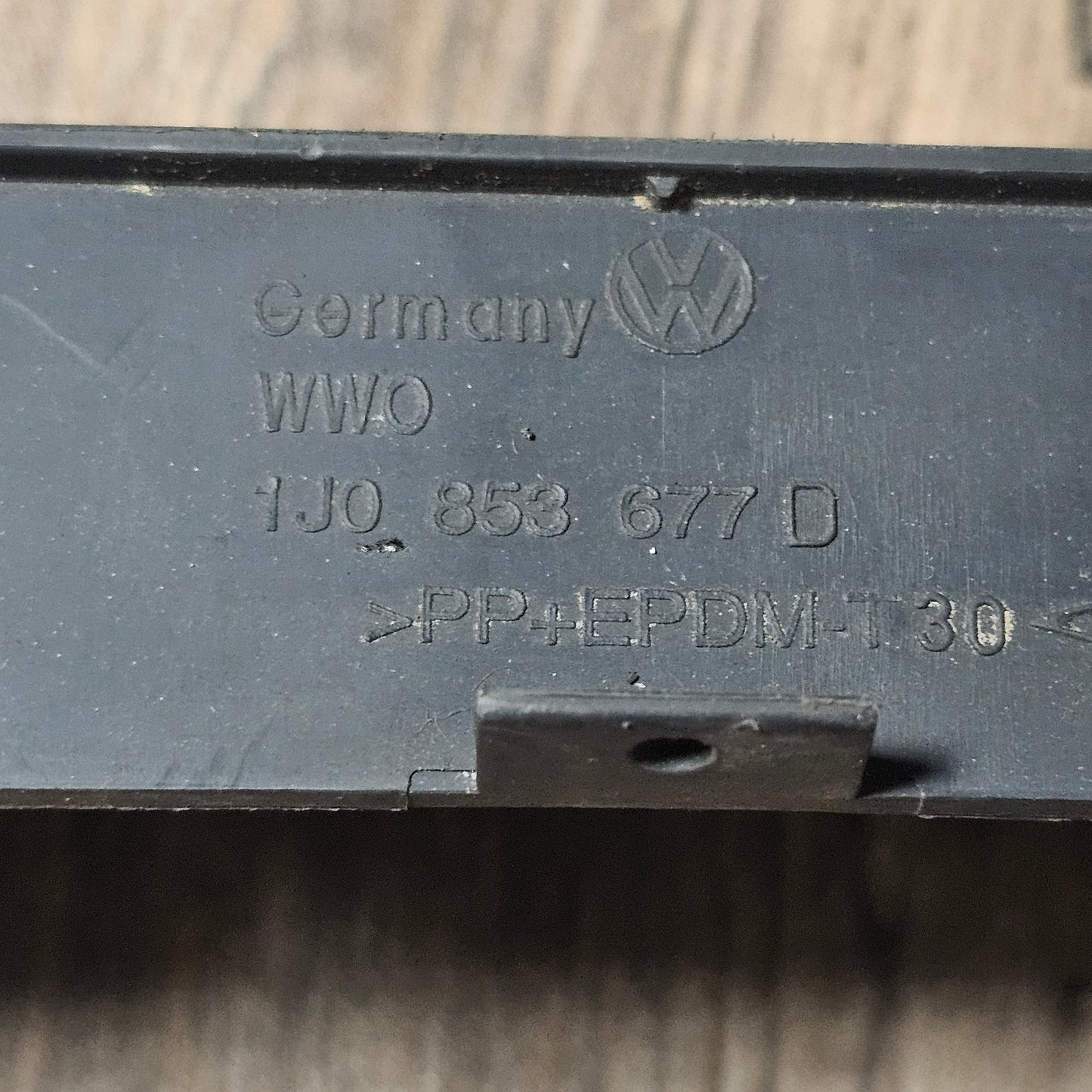 VW Golf IV Luftführungsgitter – Originalteil 1J0 853 677 D – Mittelgrill Stoßfänger vorne