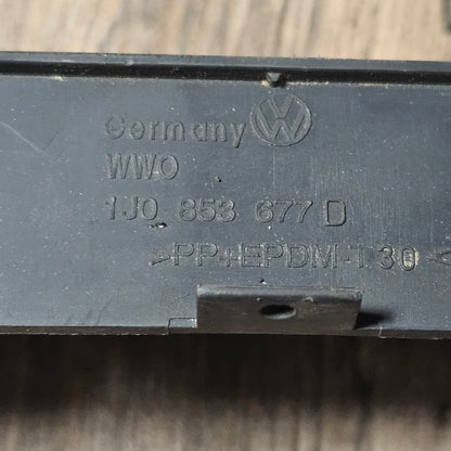 VW Golf IV Luftführungsgitter – Originalteil 1J0 853 677 D – Mittelgrill Stoßfänger vorne