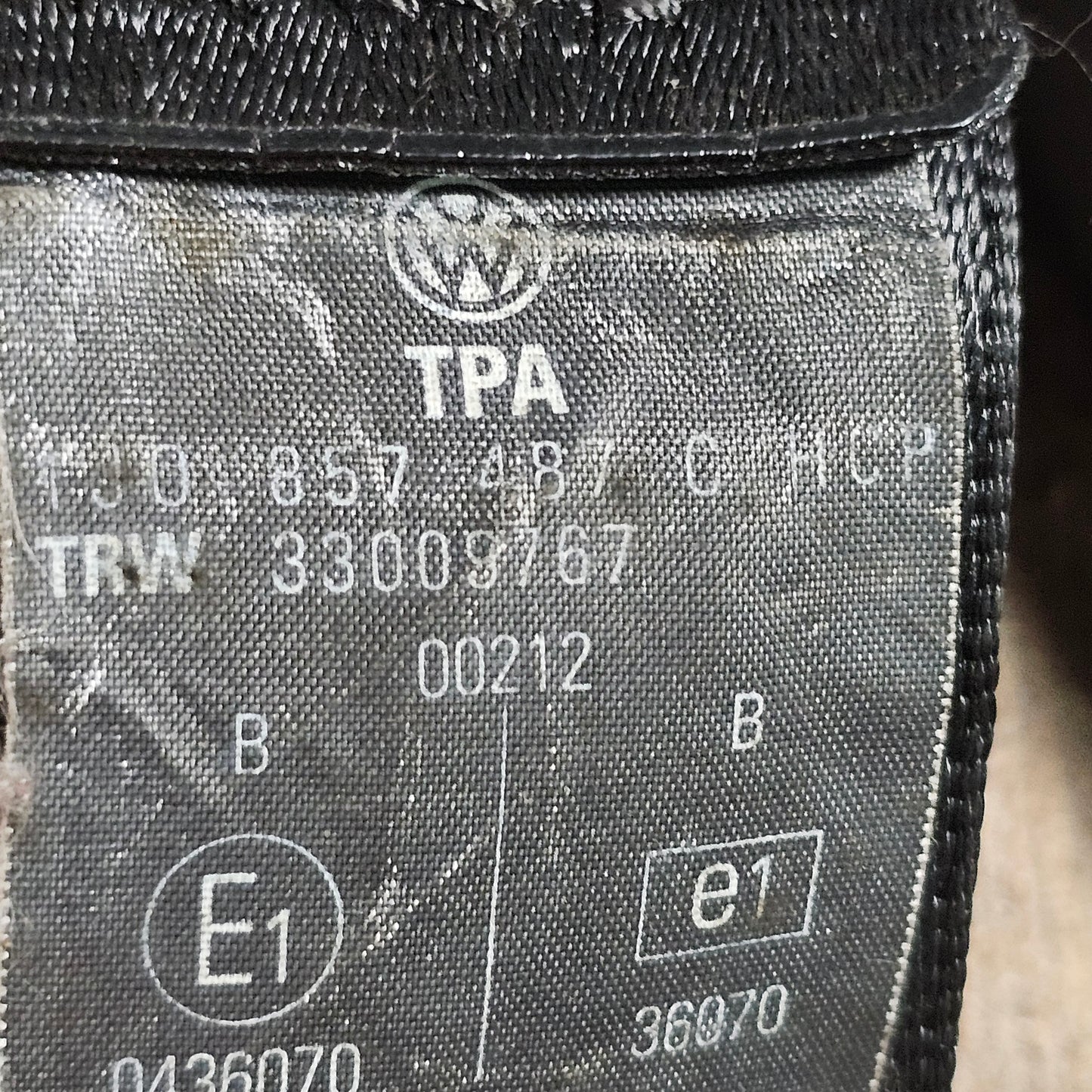 VW Golf IV Beckengurt Gurtschloss hinten – Originalteil 1J0 857 487 C