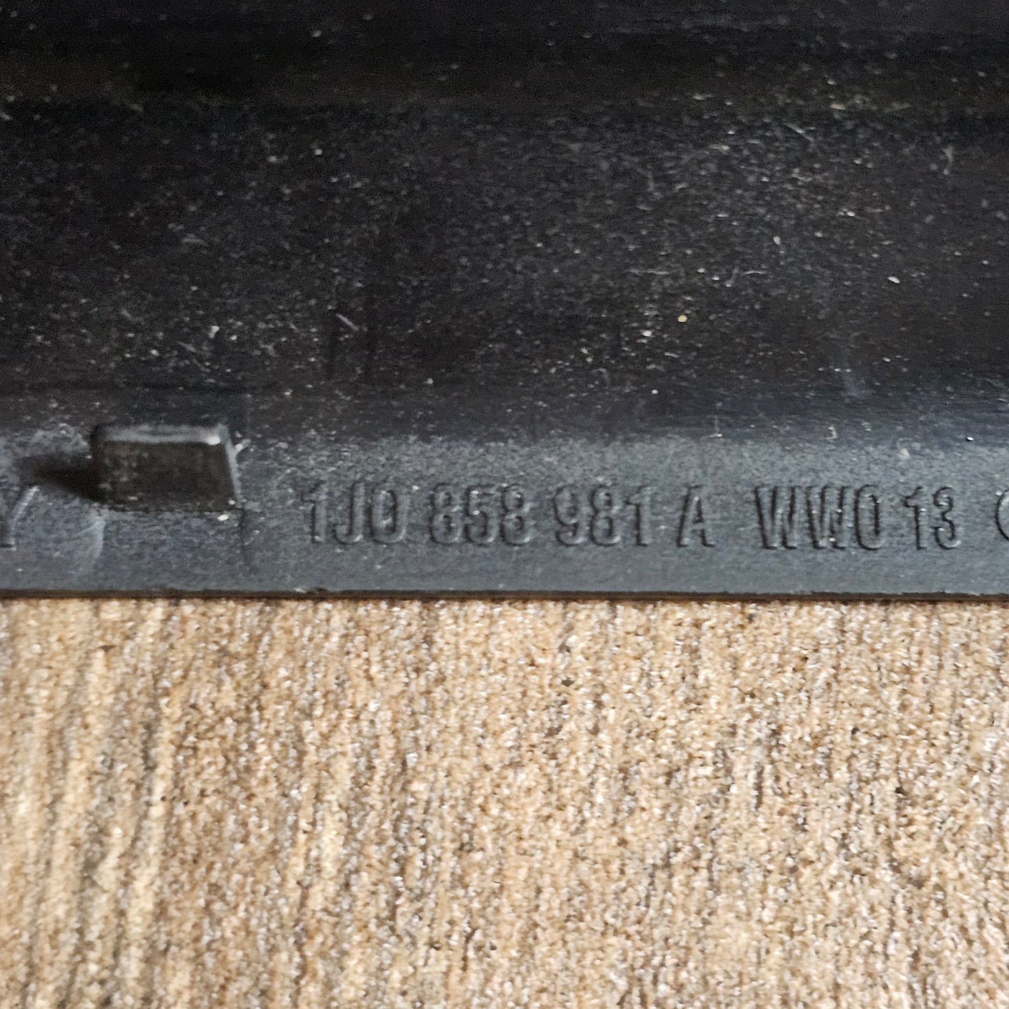 VW Golf IV / Bora Mittelkonsole Verkleidung OBD Abdeckung – Originalteil 1J0 858 981 A – Schwarz