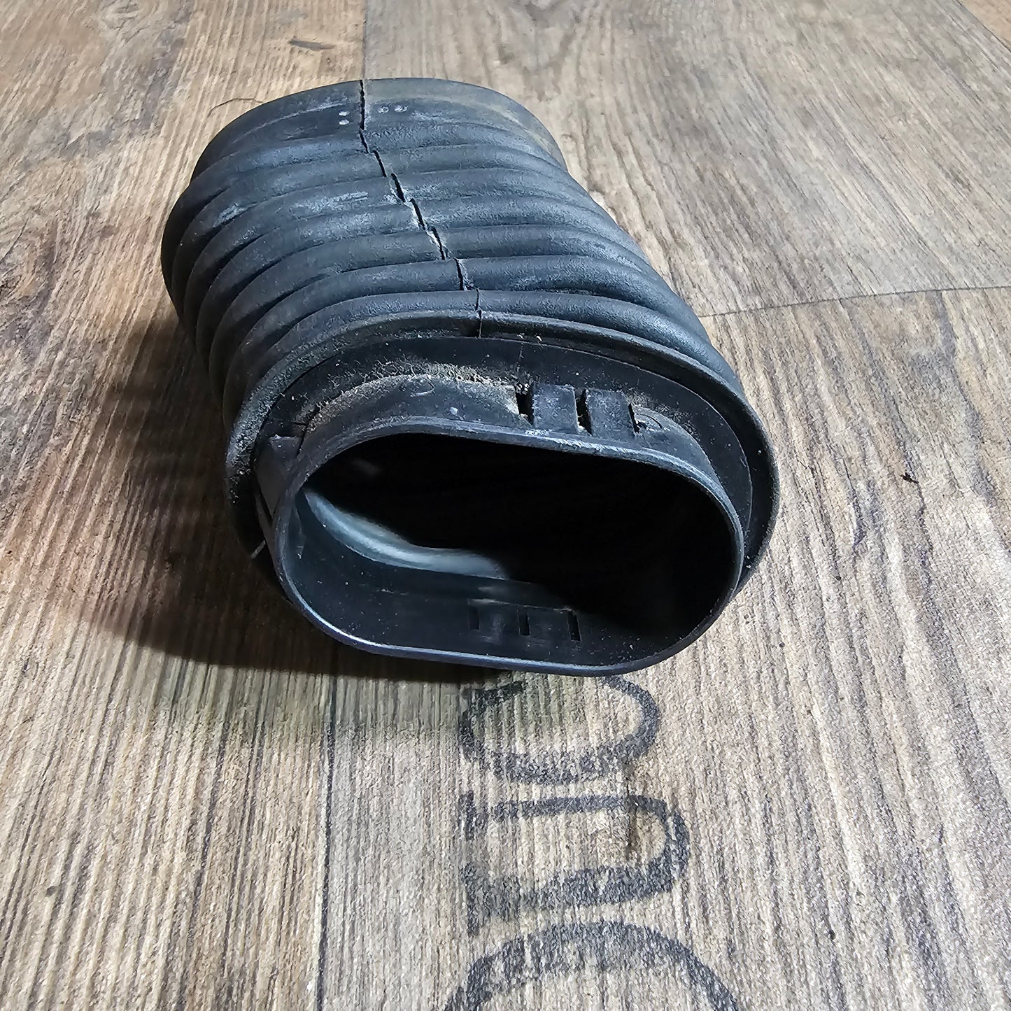VW Golf IV / Bora / Audi A3 / A4 / A6 – Original Faltenbalg mit Halter 800 937 545 E