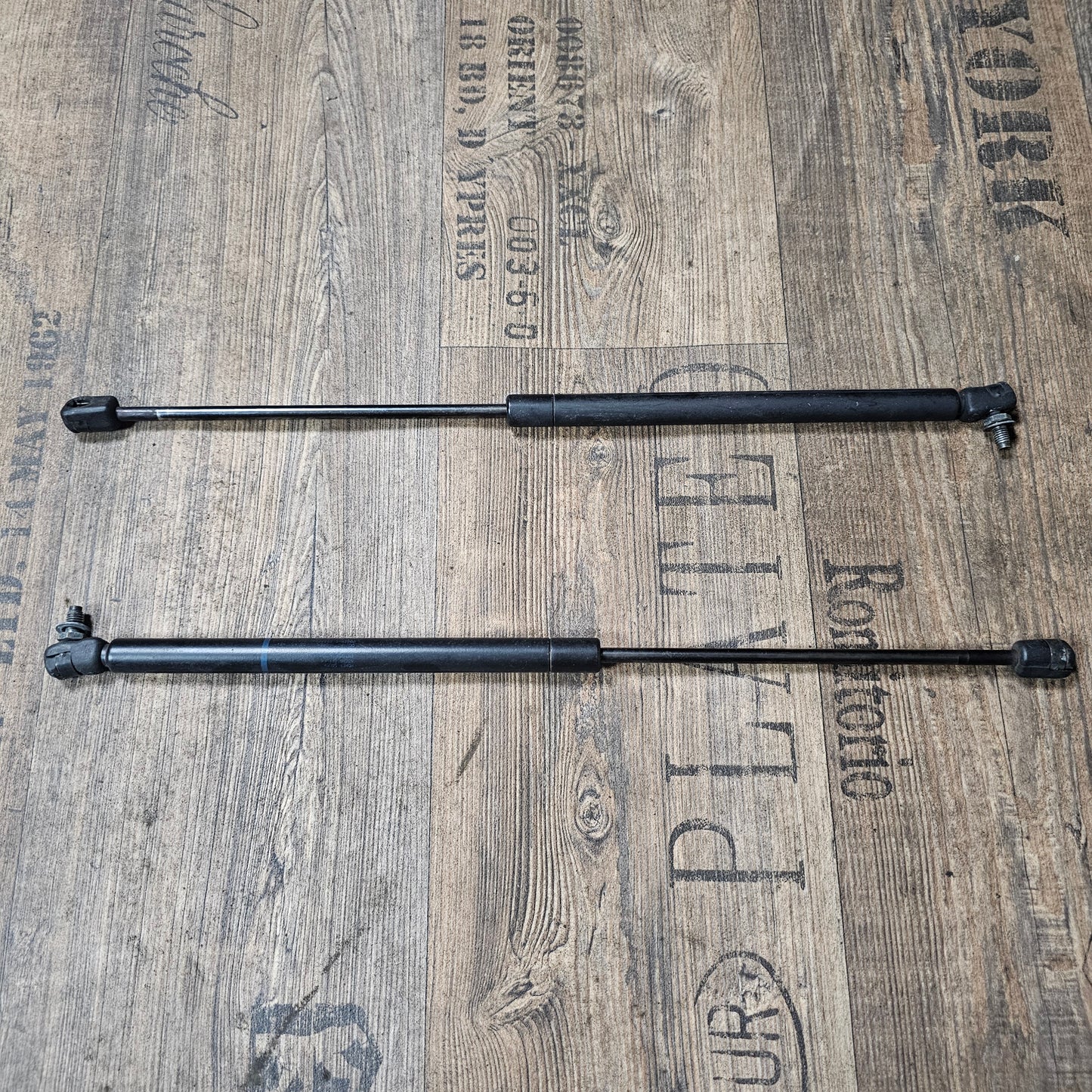 2x Heckklappendämpfer / Kofferraumdämpfer VW Golf 3 – 1H6827550A – gebraucht